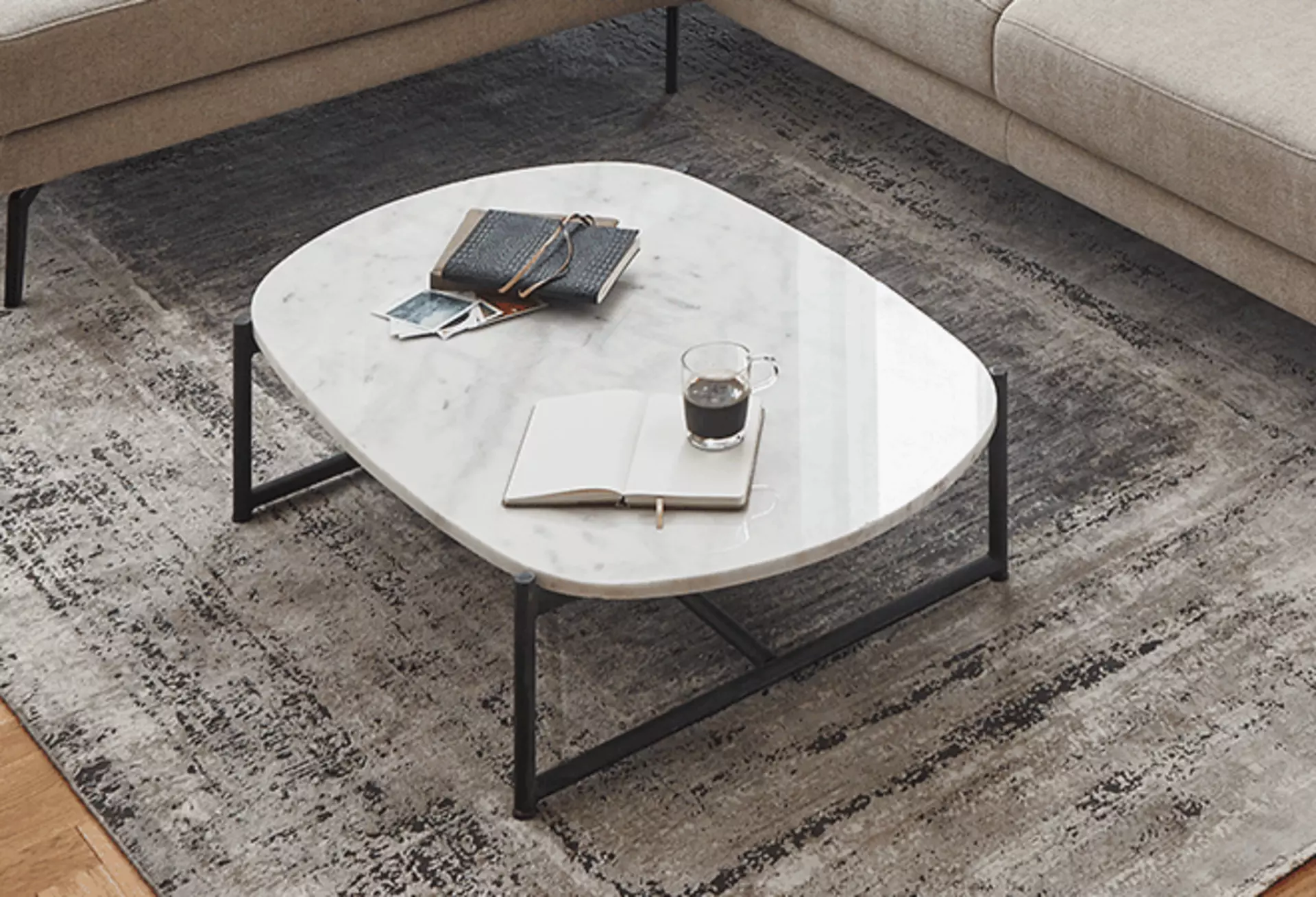 Eleganter Couchtisch aus weißem Marmor in modernem Wohnzimmer