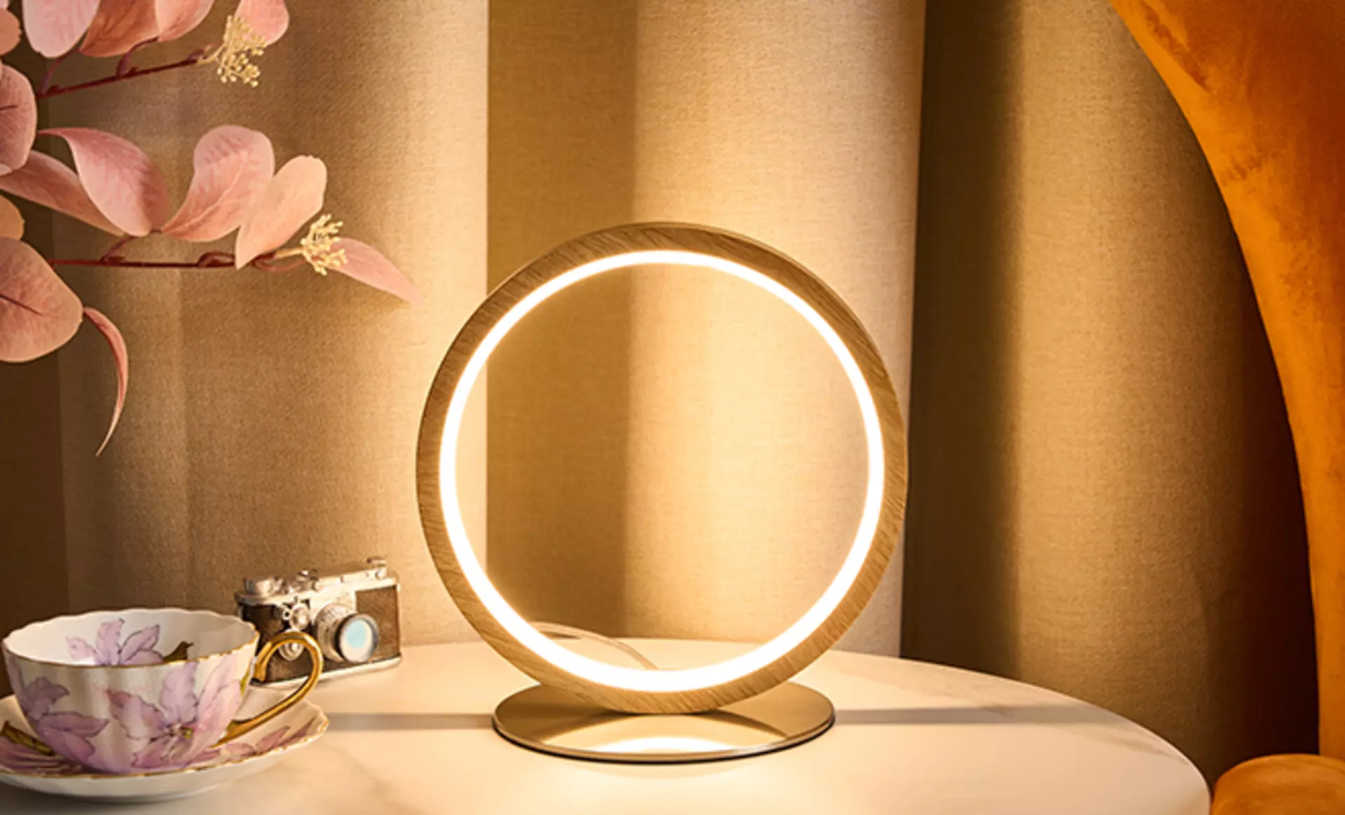 Runde LED Tischleuchte aus Holz