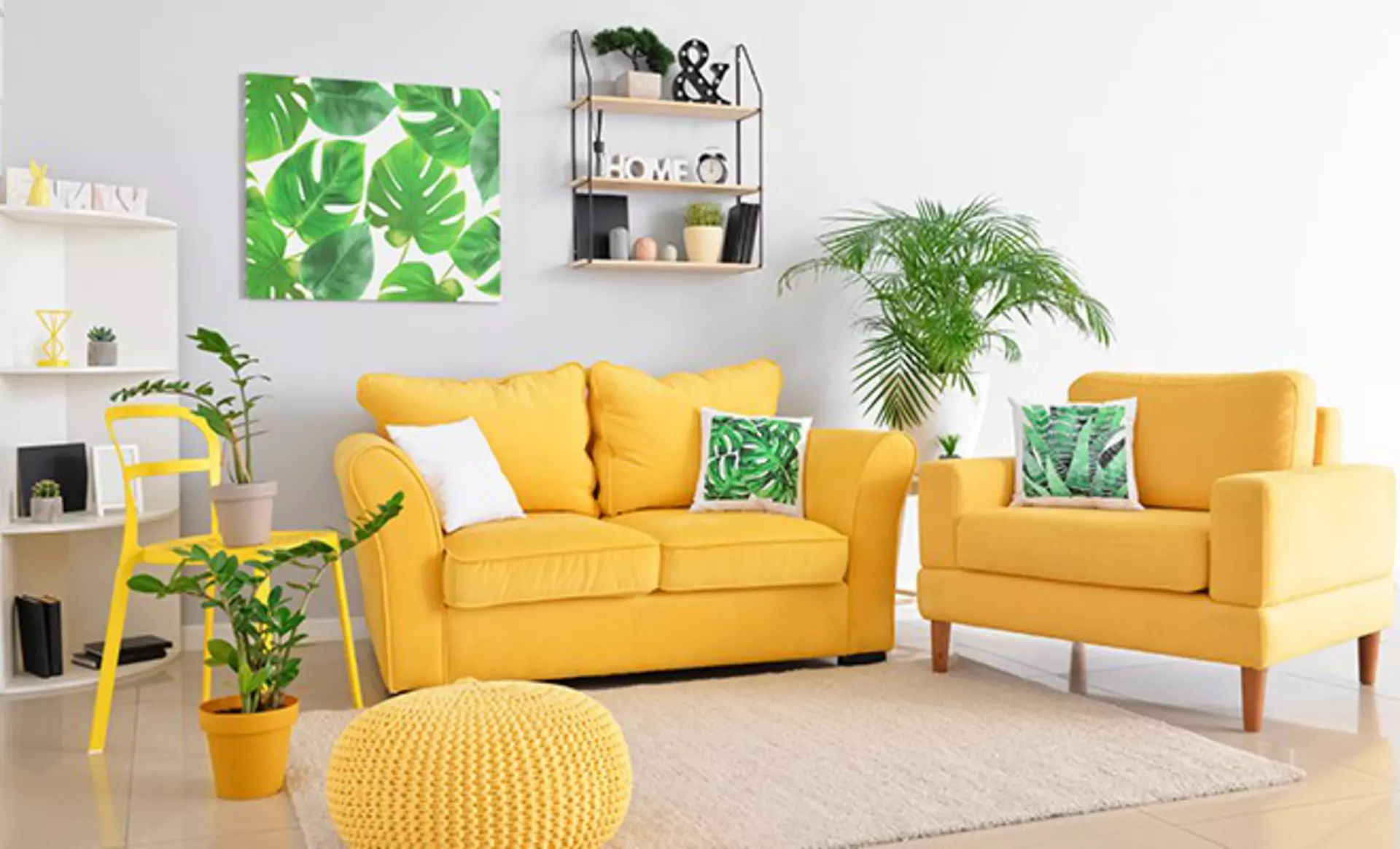 Helles Dopamin-Wohnzimmer mit gelben Farben und Dschungel-Deko