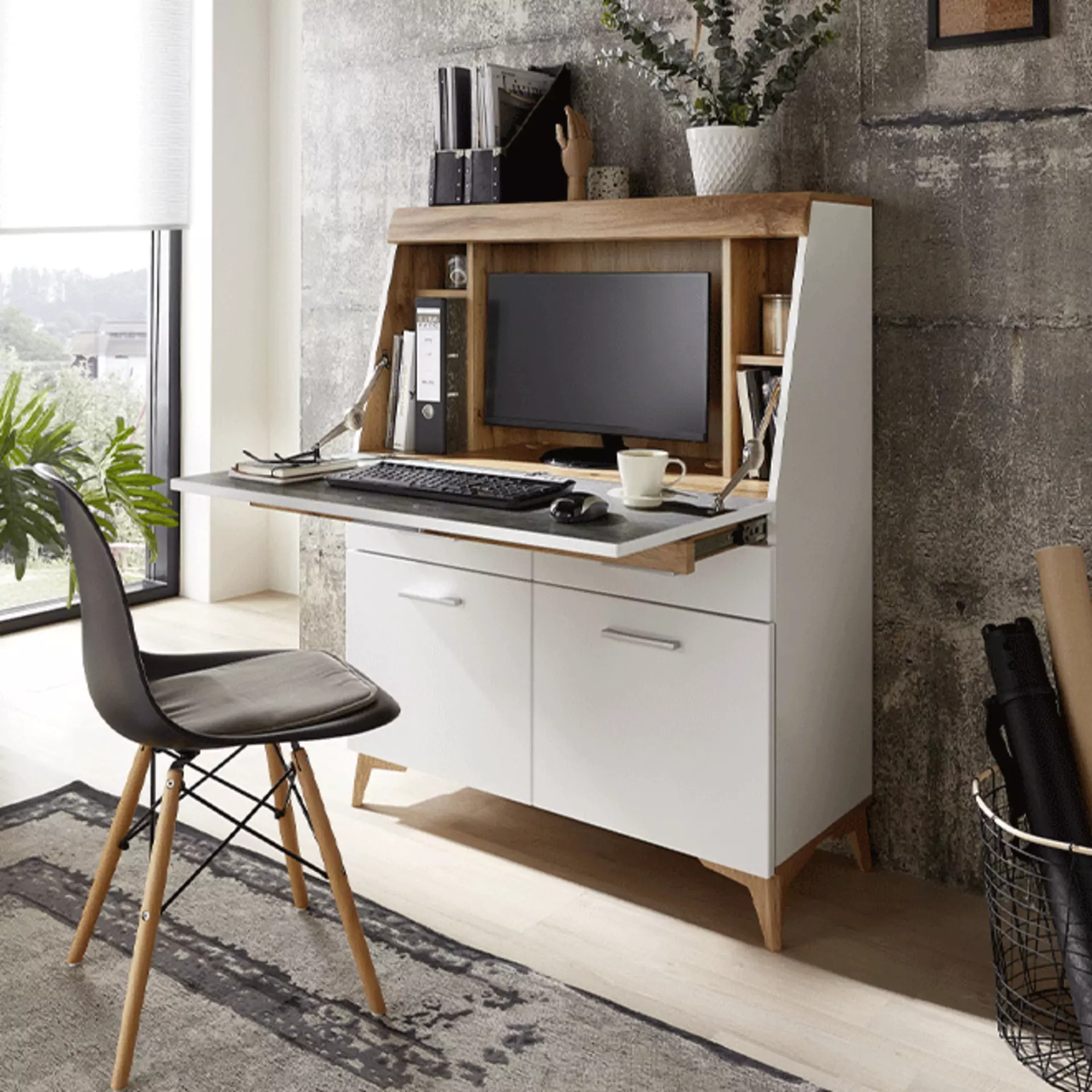 Schreibtisch und Sekretär mit integrierten Ablagen