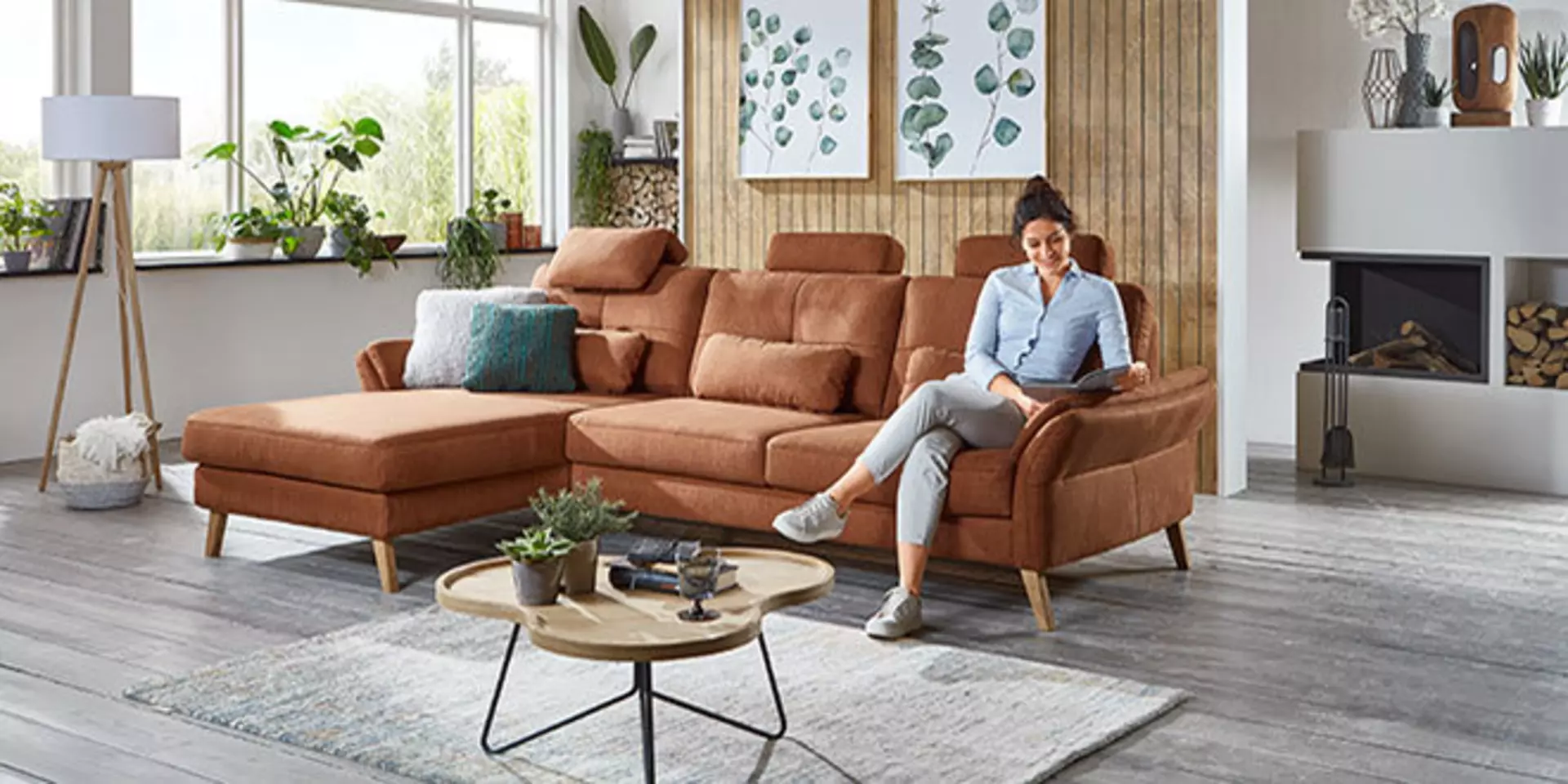 Weiteres Titelbild der Marke Valmondo zeigt ein Wohnzimmer mit gemütlichem Ecksofa in Fuchsbraun.