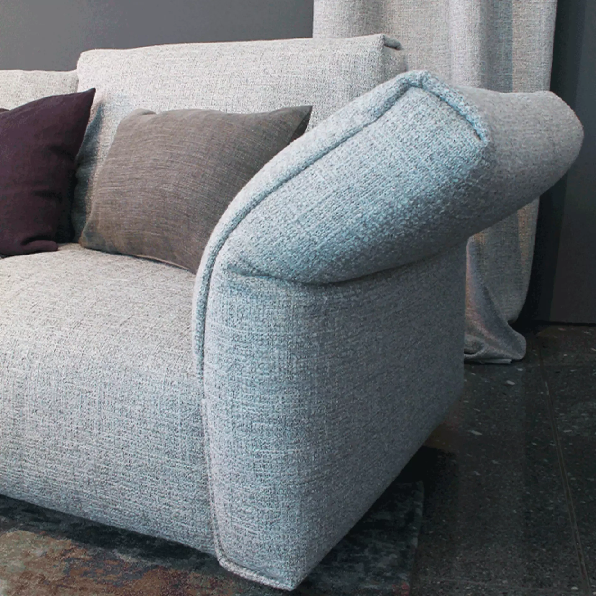 Das Molamisa Sofa mit stufenlos verstellbaren Armlehnen