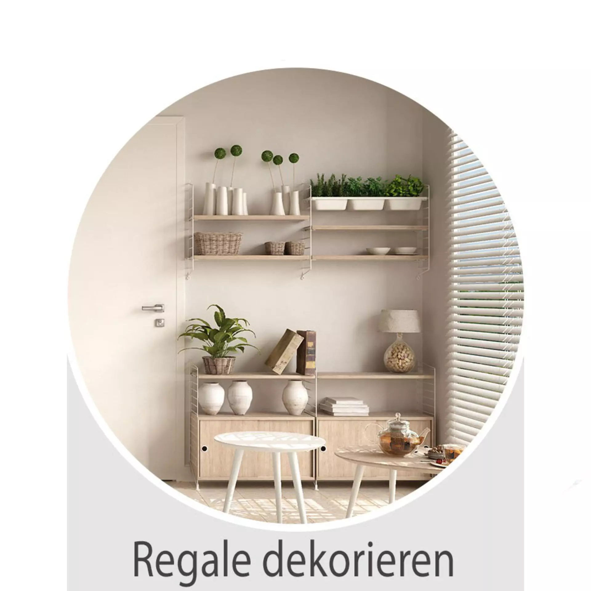 Ein Holzregal, dekoriert mit weißen und beigen Vasen und Pflanzen.
