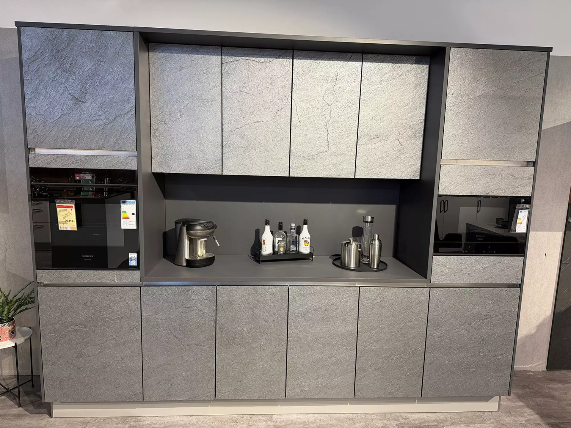 Küchenwand in grau Ton mit Backofen