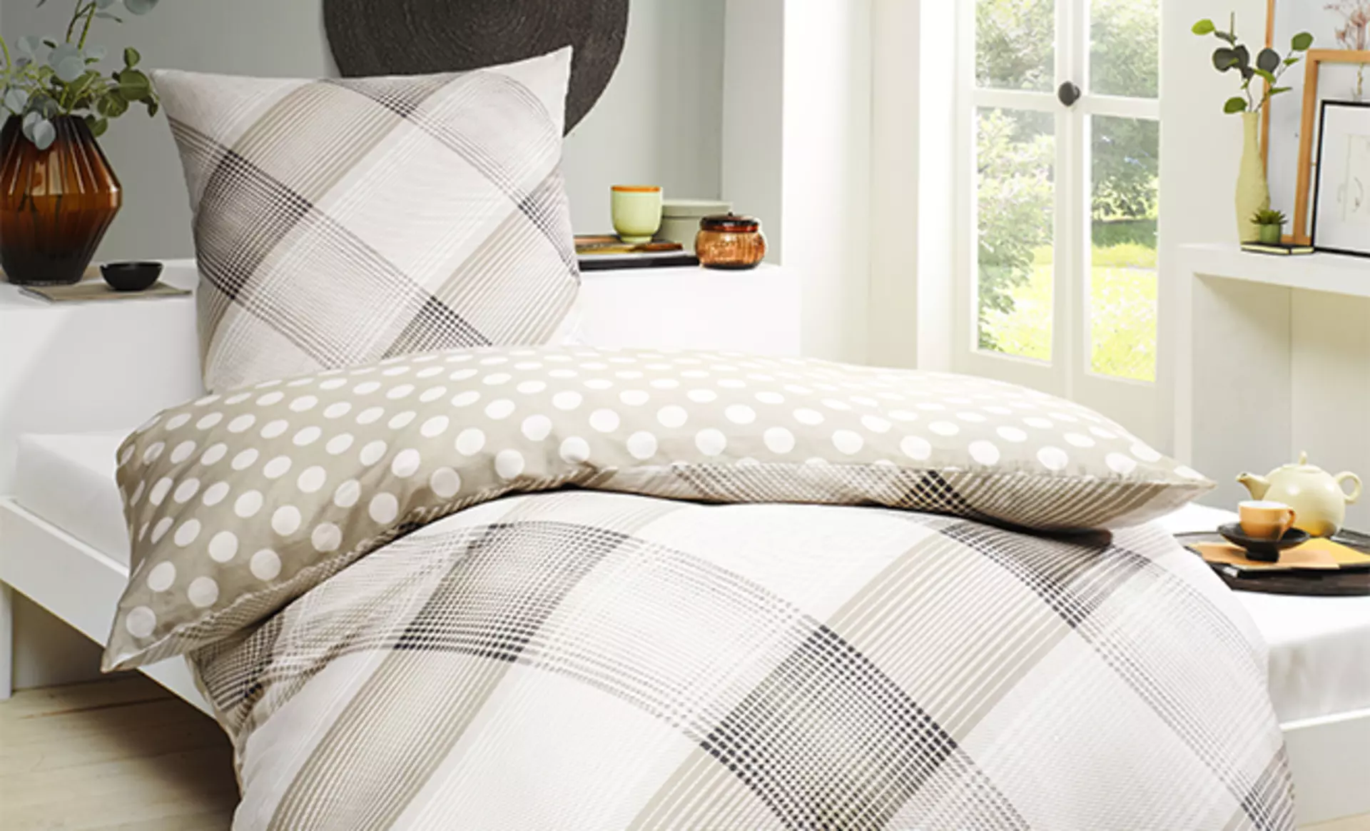 cremeweiß und dunkelbraun karierte Bettwäsche