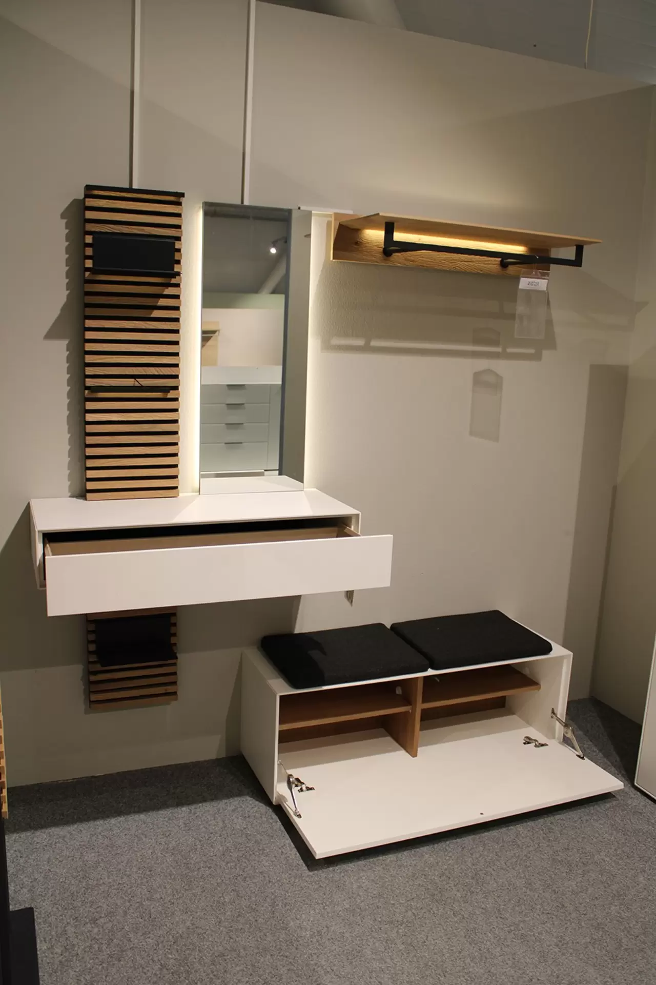 Garderobe YONNA in weiß mit geöffnete Türen