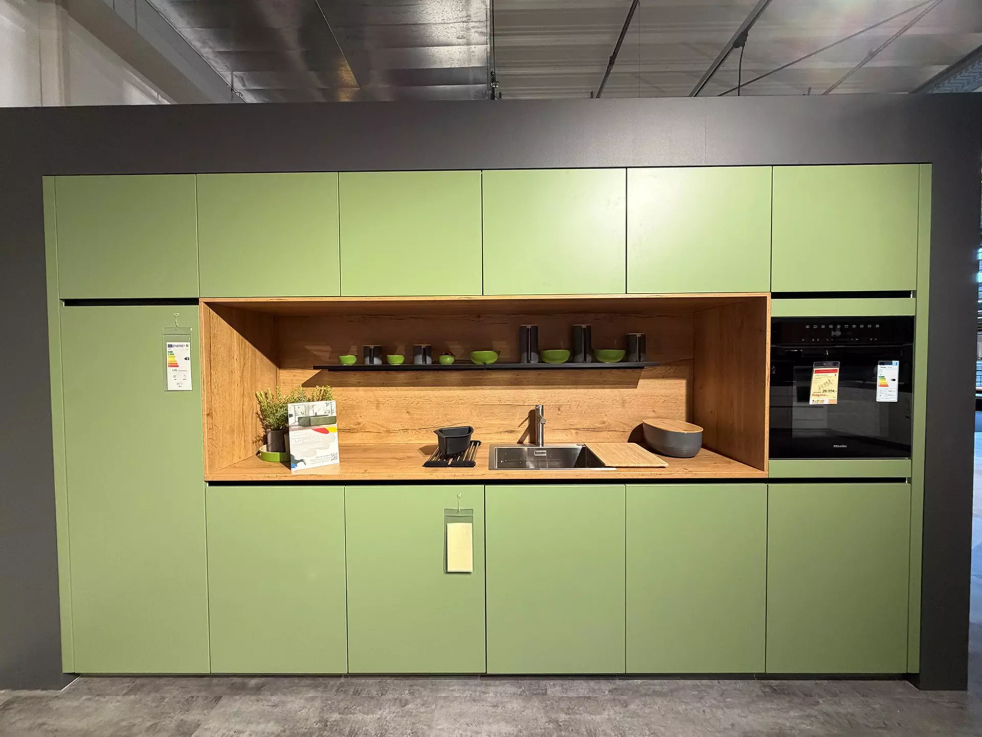 Küchenfront in grüner Farbe und Holzakzenten