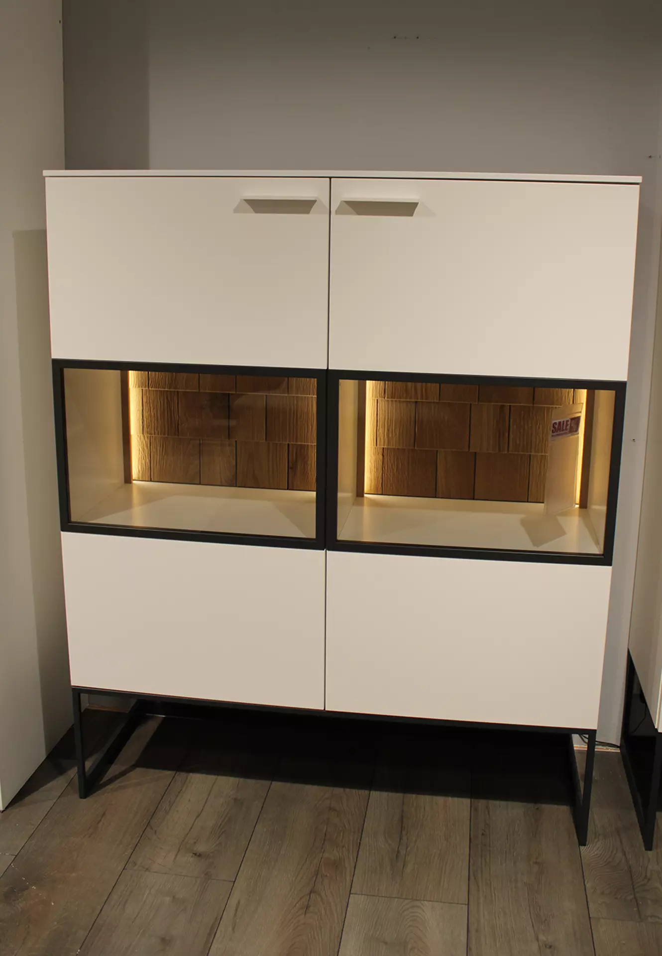 Weißes Highboard mit schwarzen details