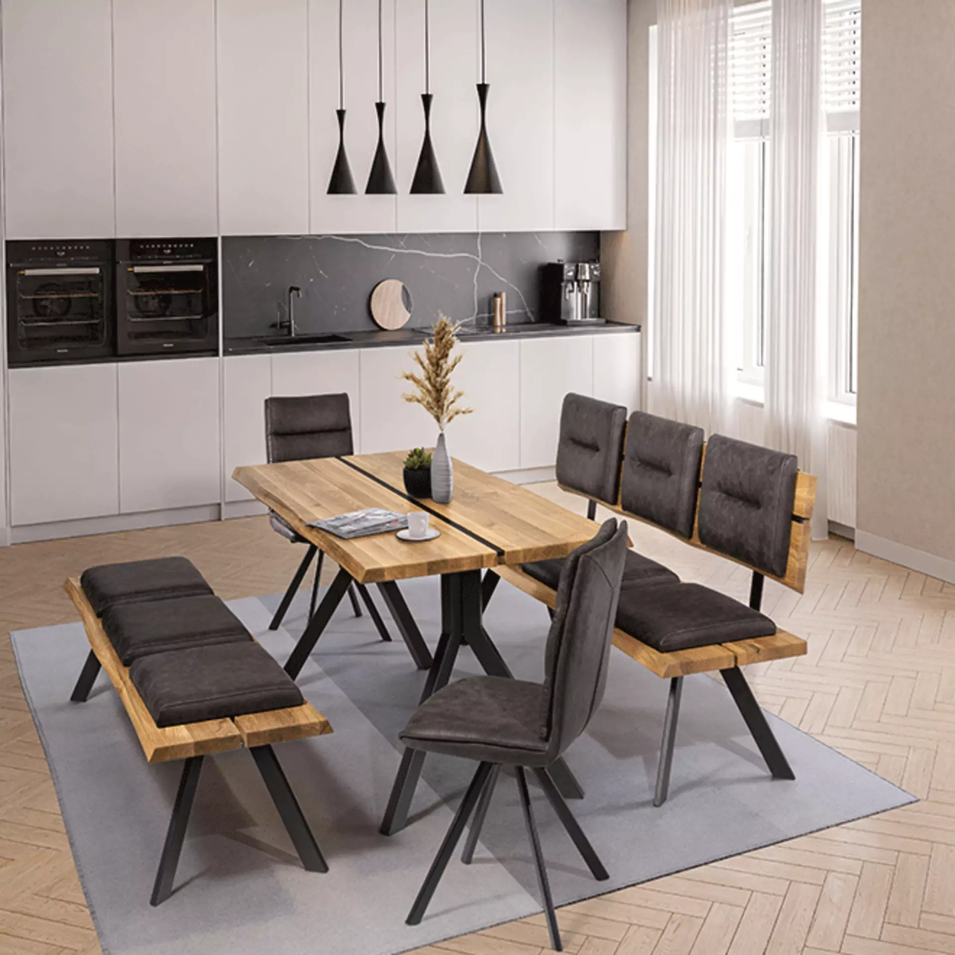 Essbereich mit Kombination aus Sitzbänken und Stühlen aus Holz