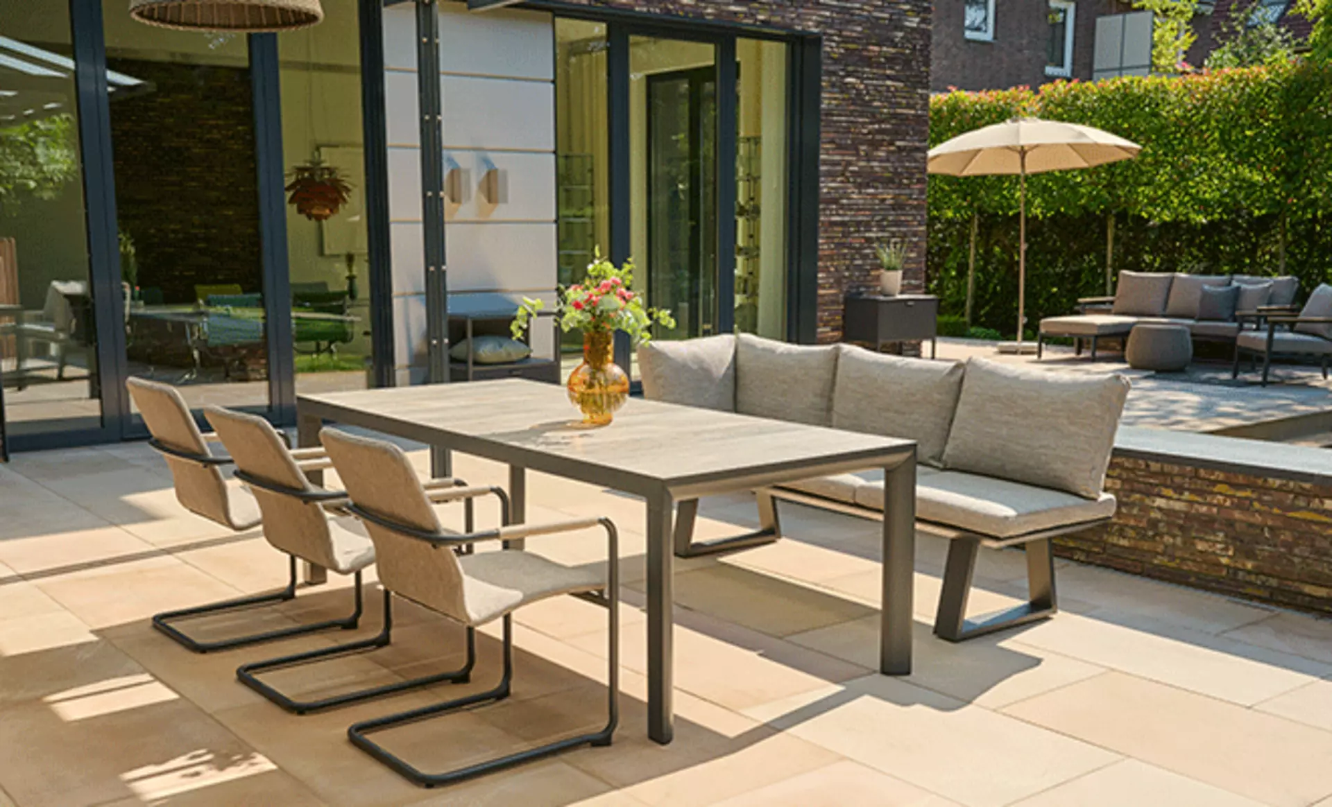 Essgruppe mit Sitzbank im Garten