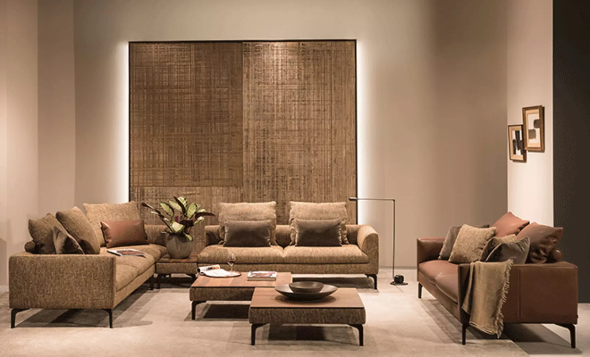 Wohnzimmer mit braunen Polstermöbeln und indirekter Beleuchtung