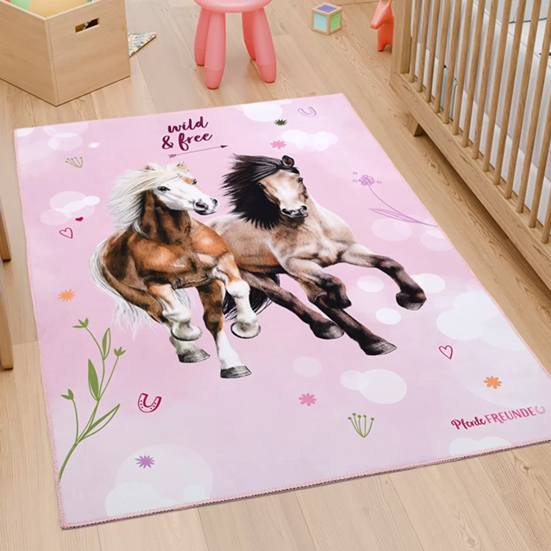 Pinker Kinderteppich von Böing Carpet mit Pferdedruck