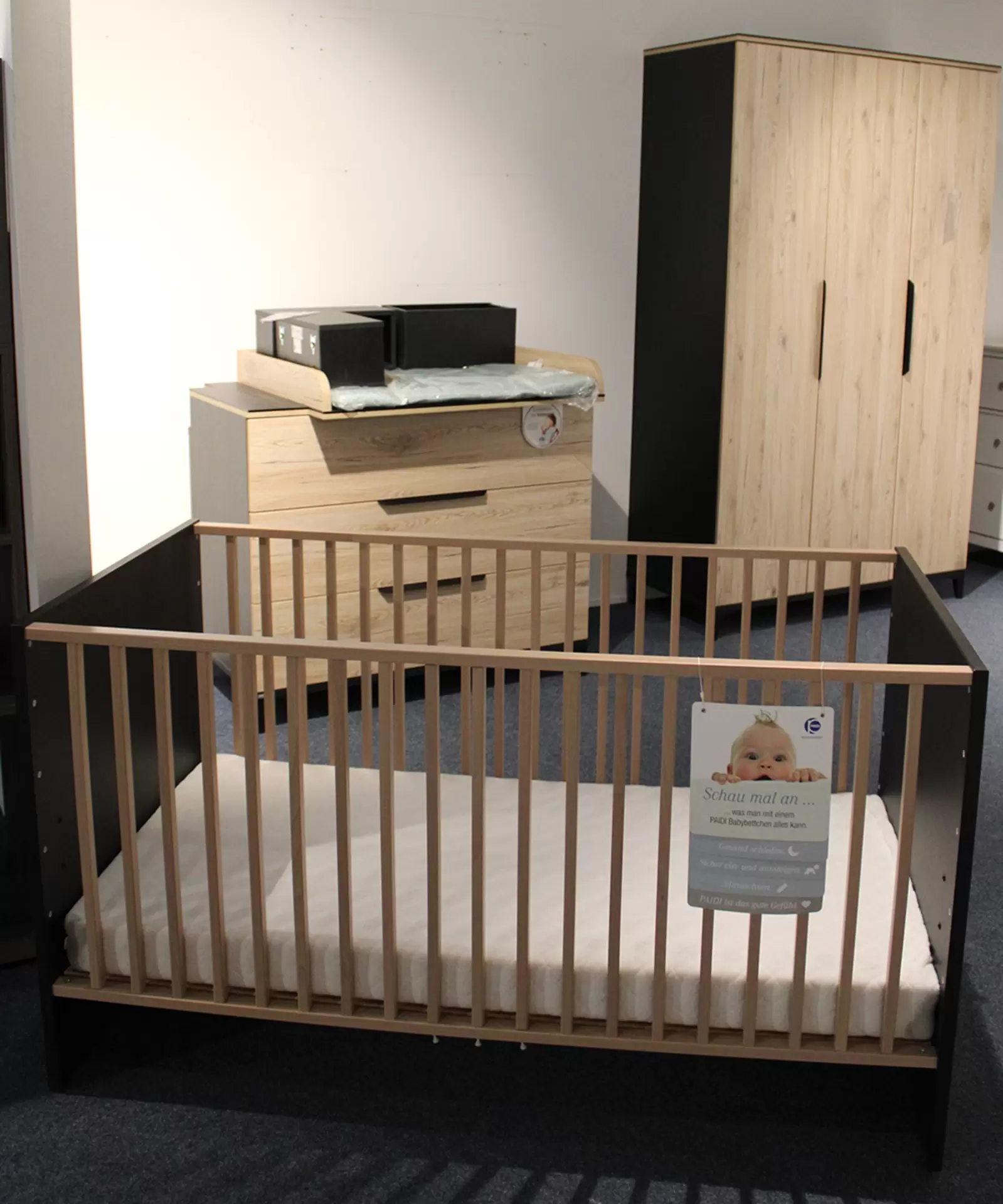 Das Babyzimmer TOMKE von Paidi in Eiche und schwarz