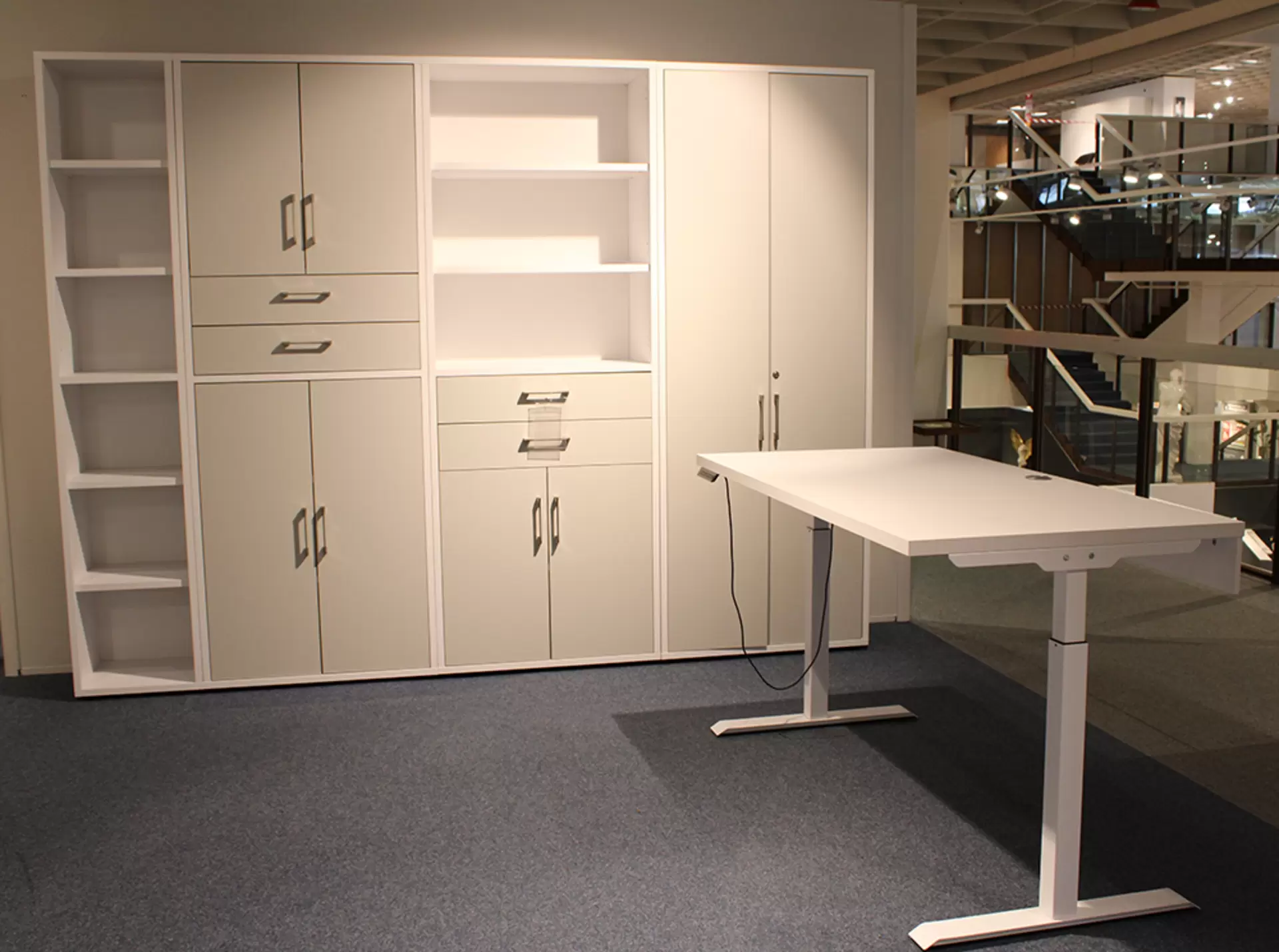 Das Büro VARY VITO von Mäusbacher in Kreidegrau