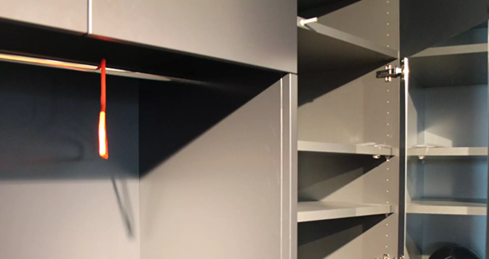 Der Cabin in unserer Ausstellung im Detail: diverse Fächer und ein Spiegel im Inneren der Schranktür