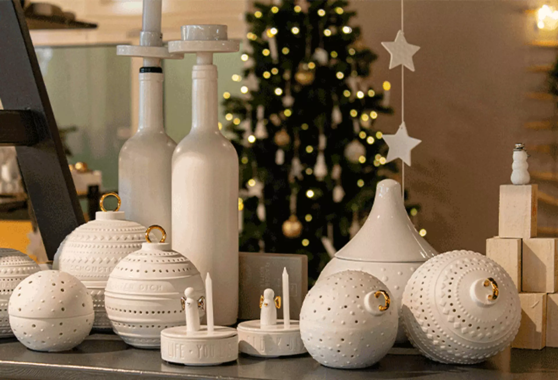 Elegante Weihnachtsdeko in zeitlosem Weiß