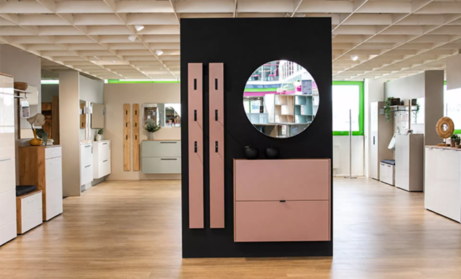Garderobe mit Schuhschrank und Paneelen in rosa