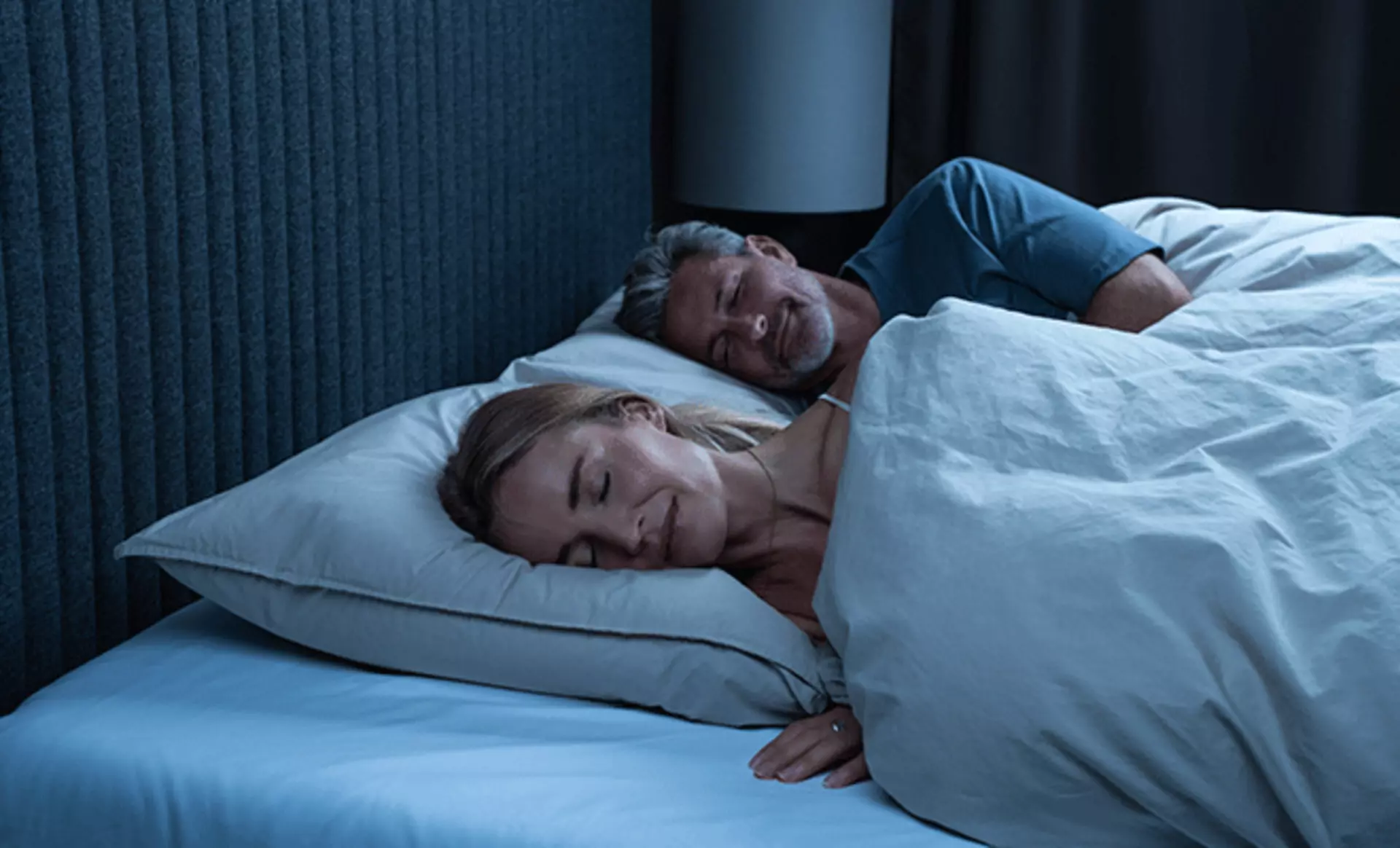 Paar am Schlafen in einem Bett mit Tempur ausstattung