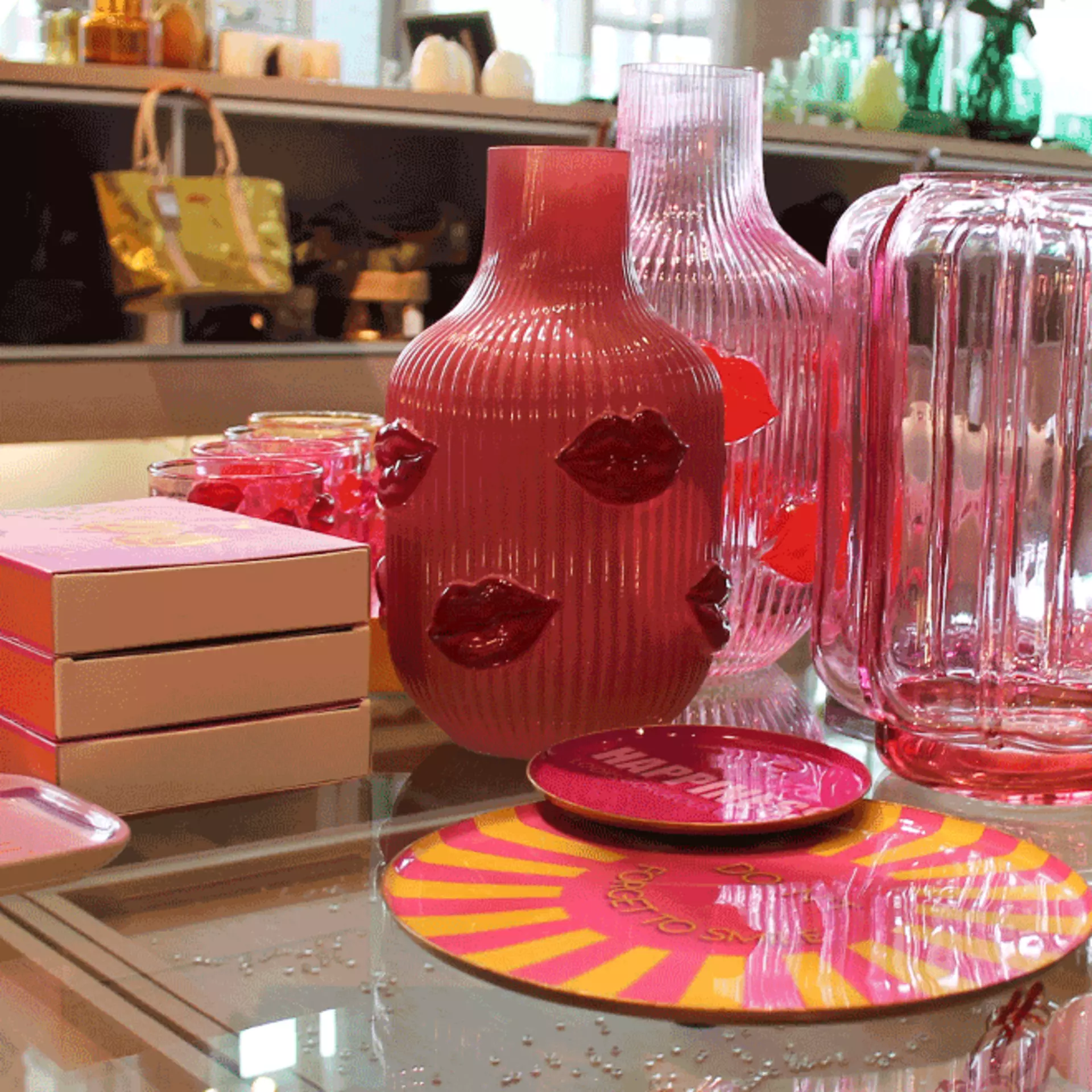 Vasen und Dekoteller in knalligen Rosatönen