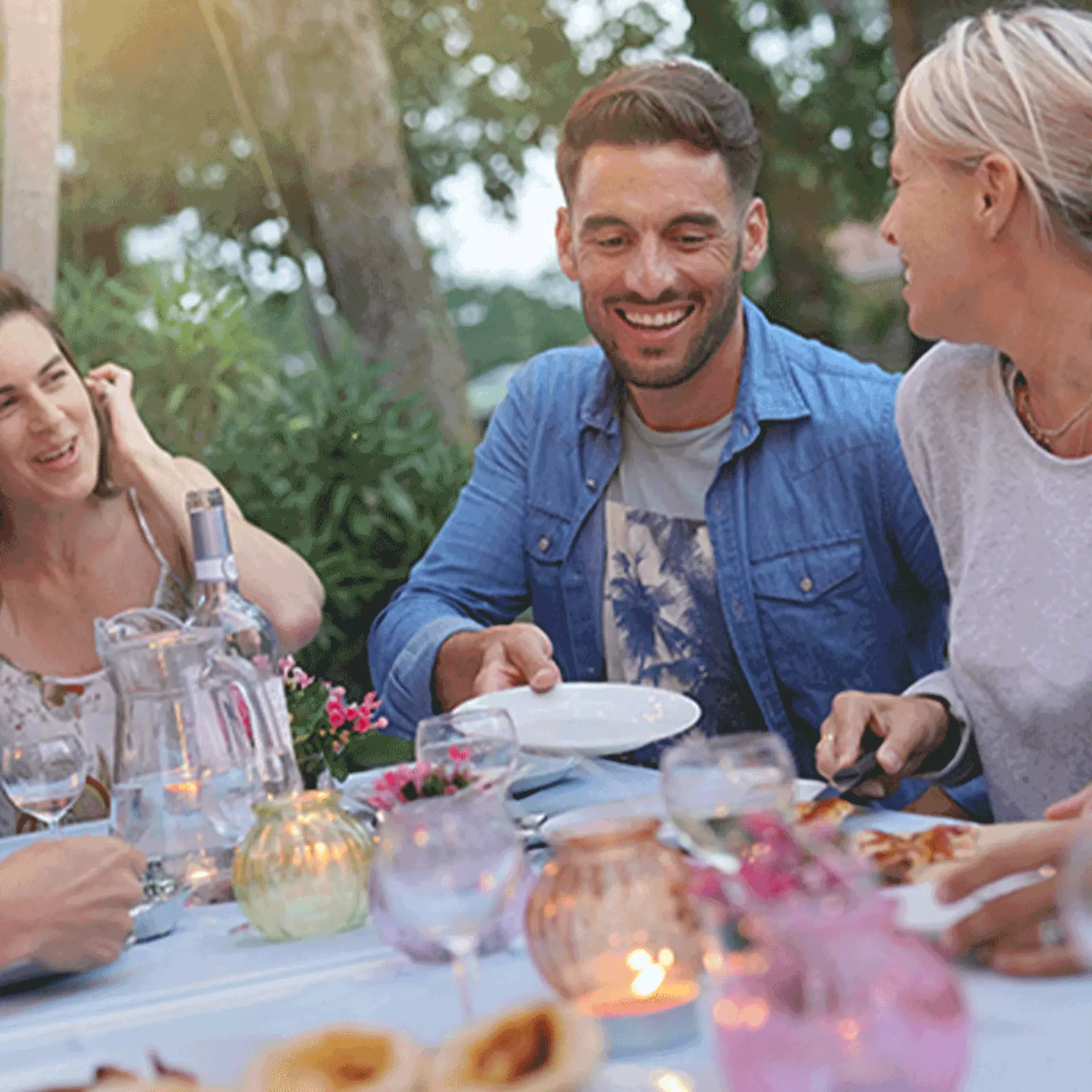 Essen mit Freunden - Dinnerparty in geselliger Runde. Jetzt von Möbel Inhofer inspirieren lassen und perfekte Möbel und Accessoires für große Runden entdecken.