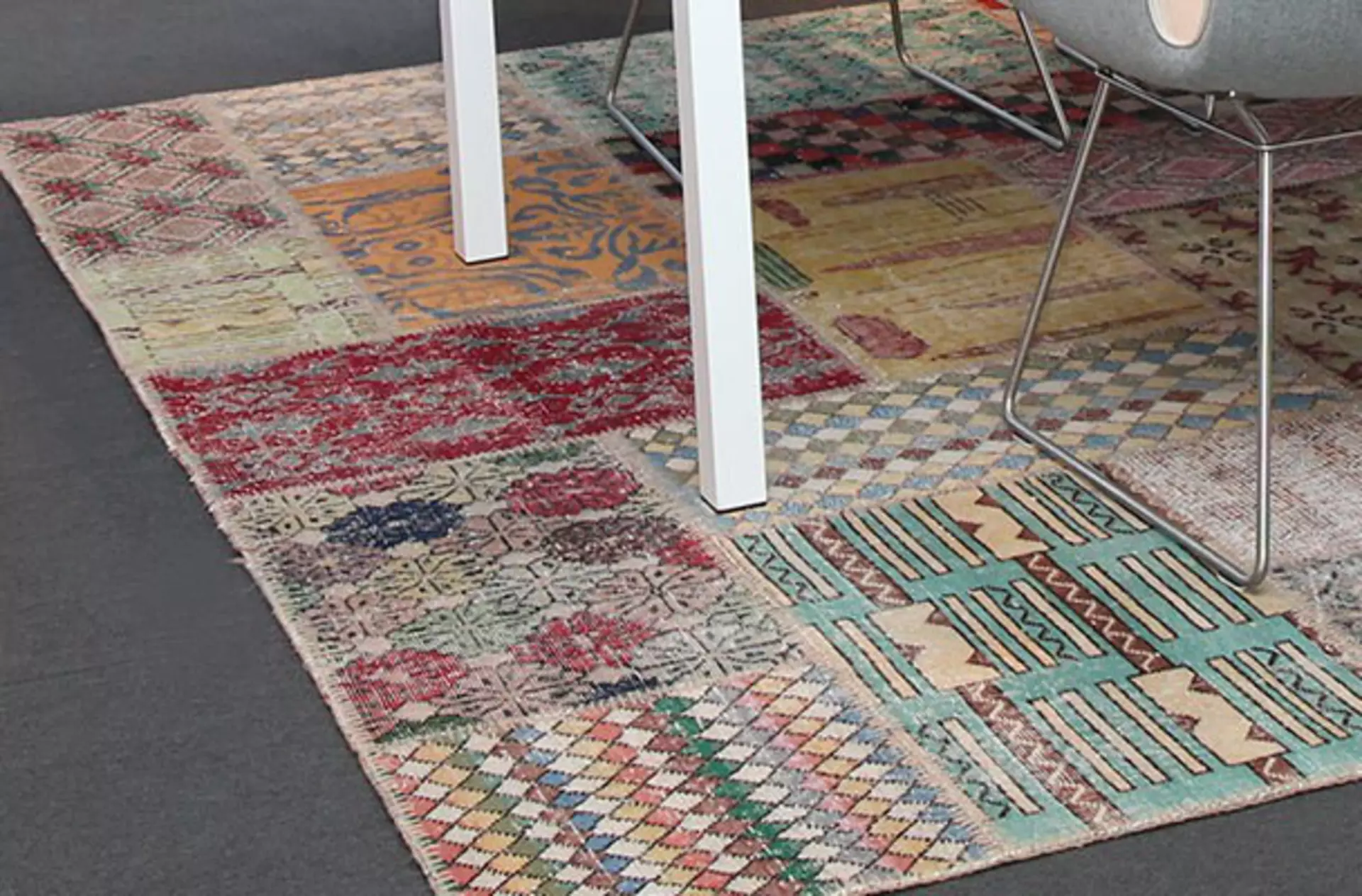 Ein Design-Patchwork-Teppich bei interni by inhofer