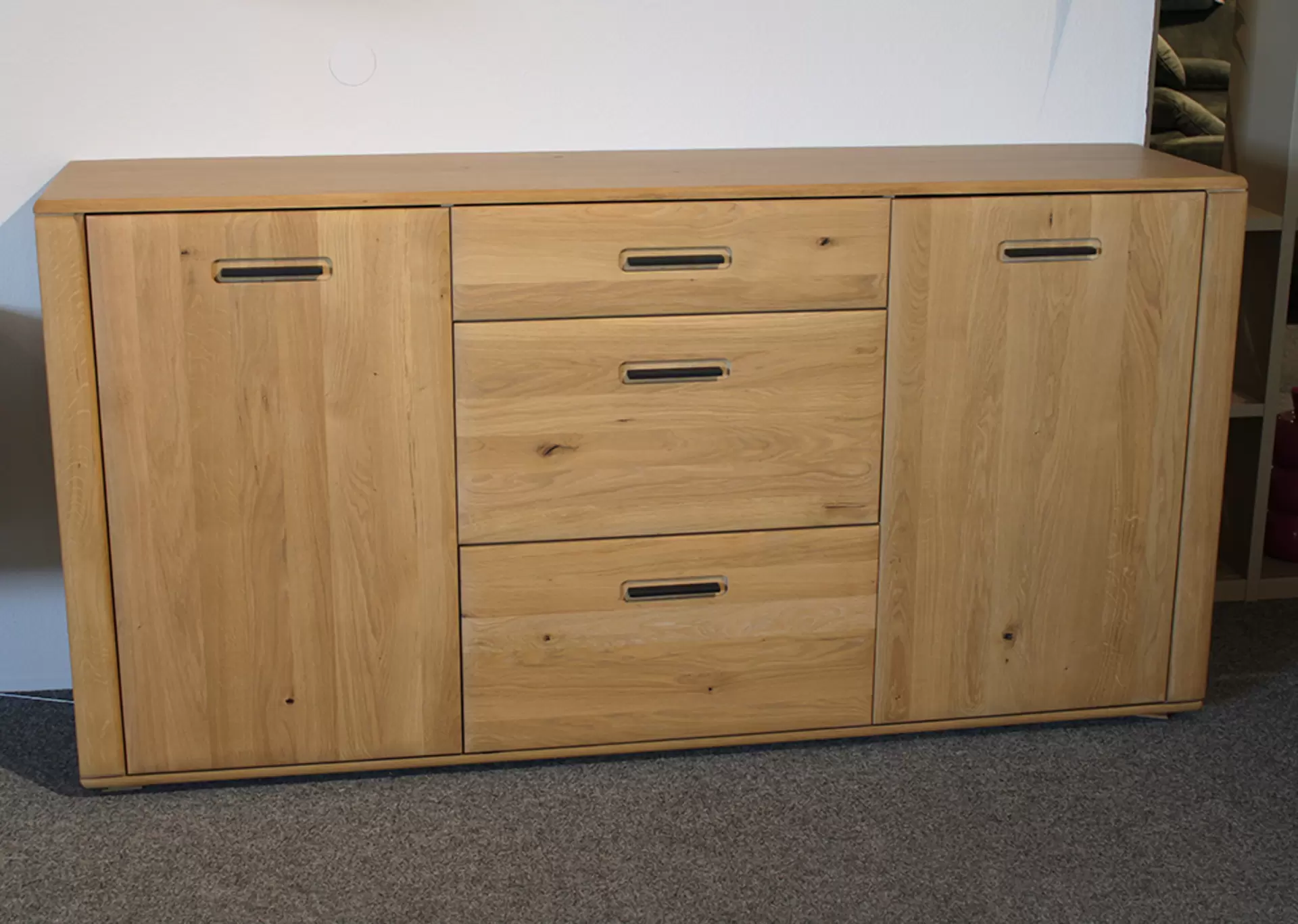 Das Sideboard AZZURO von MCA aus massivem Holz