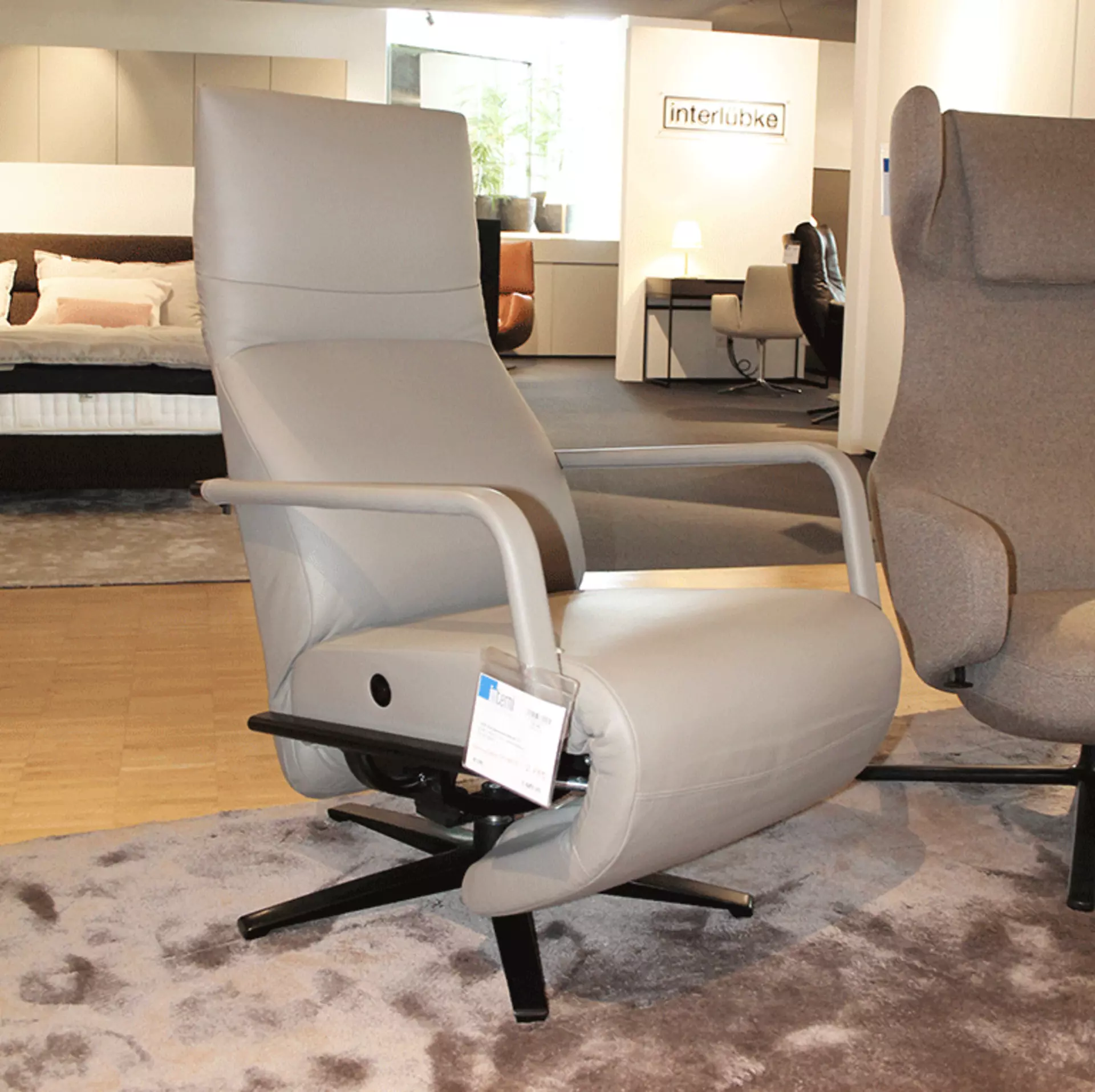 Der Lain Relaxsessel in der Seitenansicht