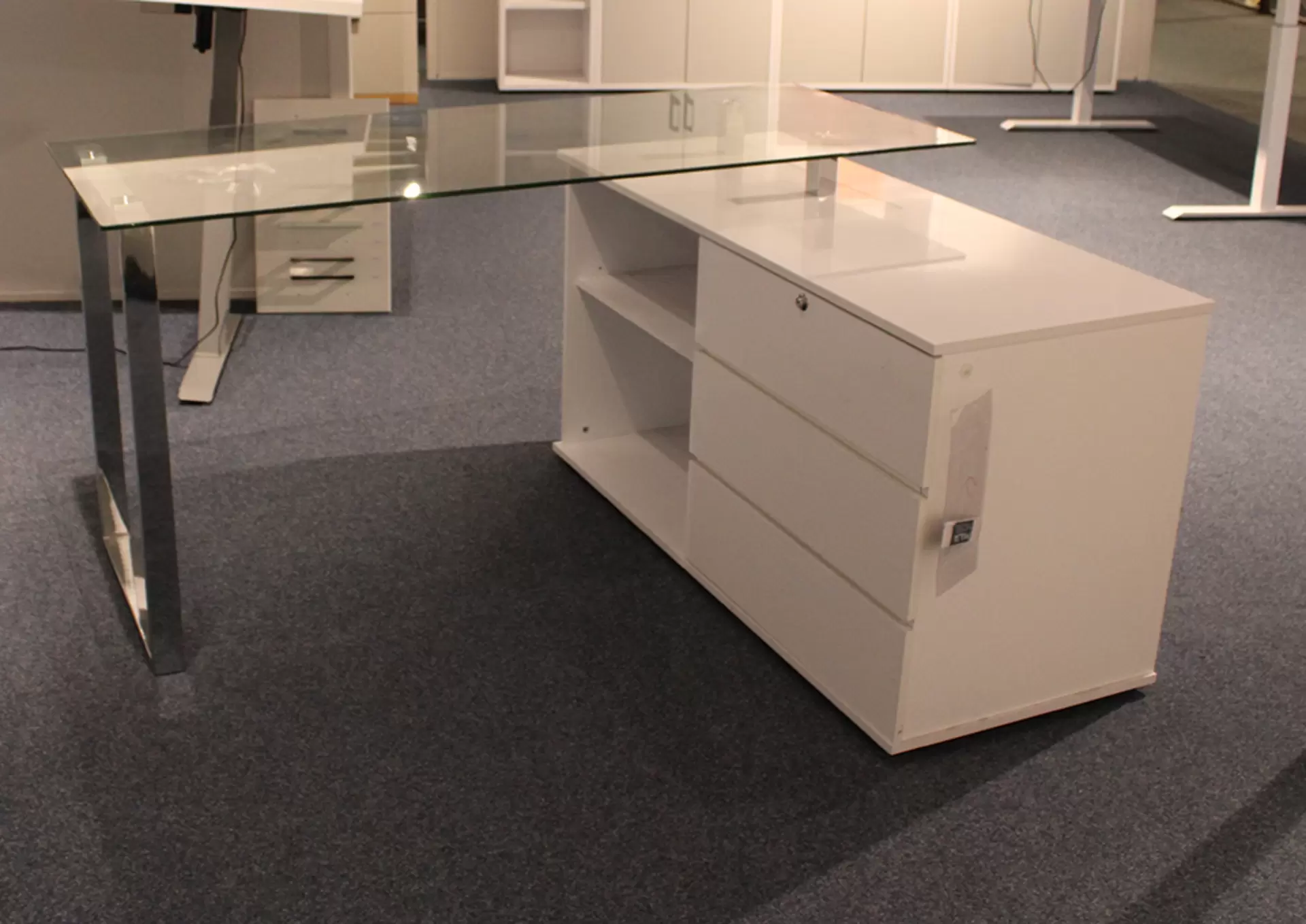 Ein Schreib- und Computertisch aus Glas und Holz Seitenteil von Maja Werk