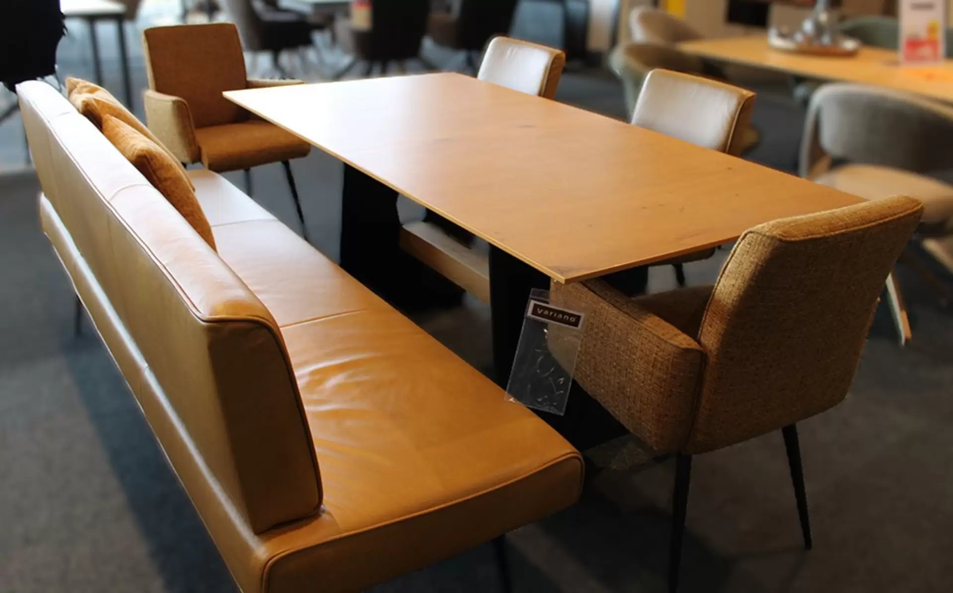 Tischgruppe mit einer Solobank und vier Stühle in Orange und Tisch ist  aus Holz