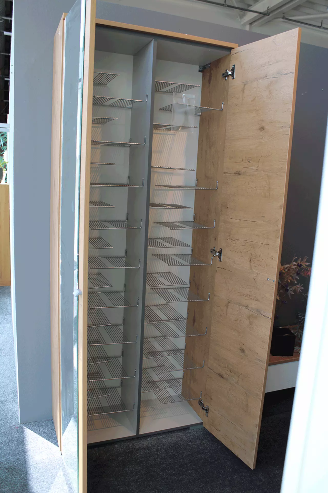 großer geöffneter Schuhschrank aus Holz
