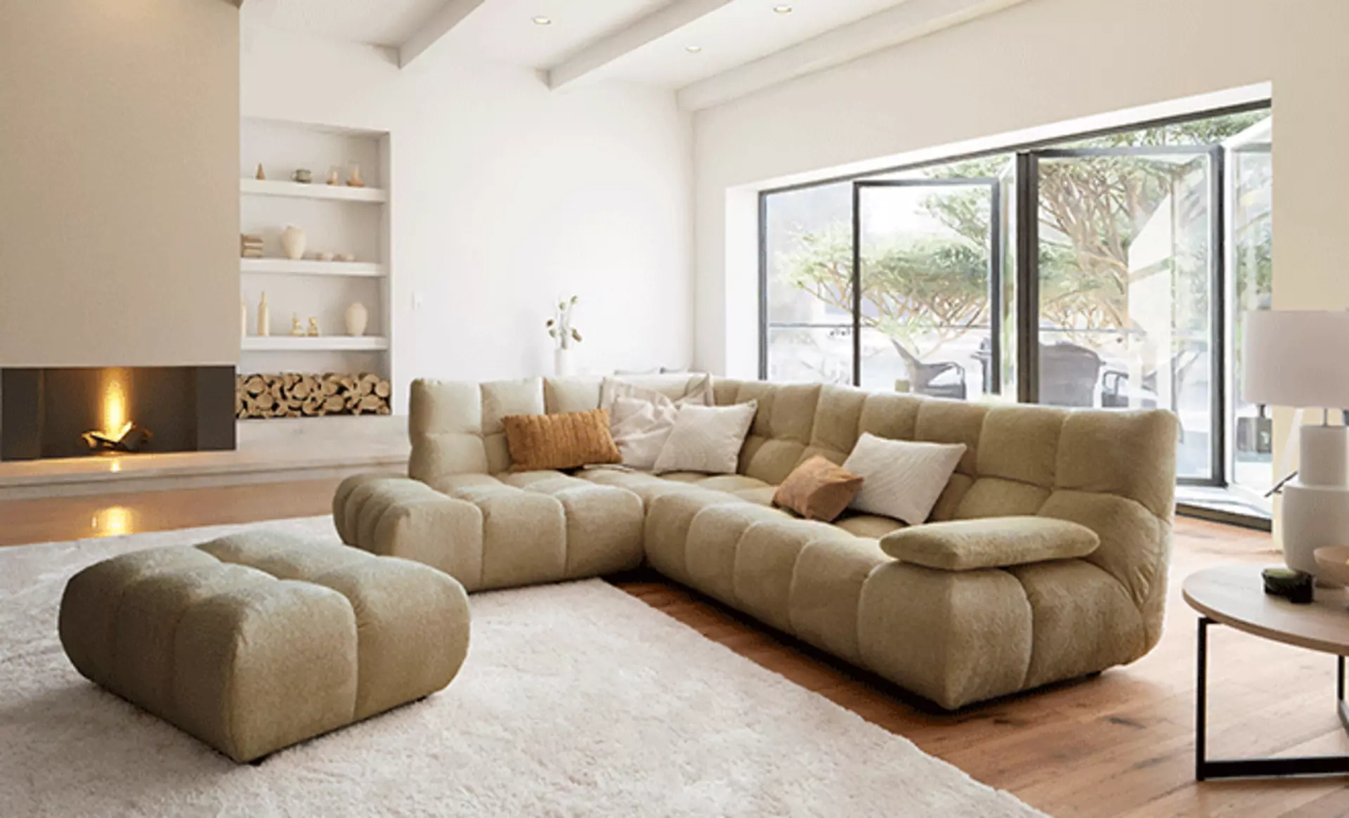 Wohnzimmer im modernen Cottage-Core-Stil mit cremefarbenen und holzfarbenen Akzenten.