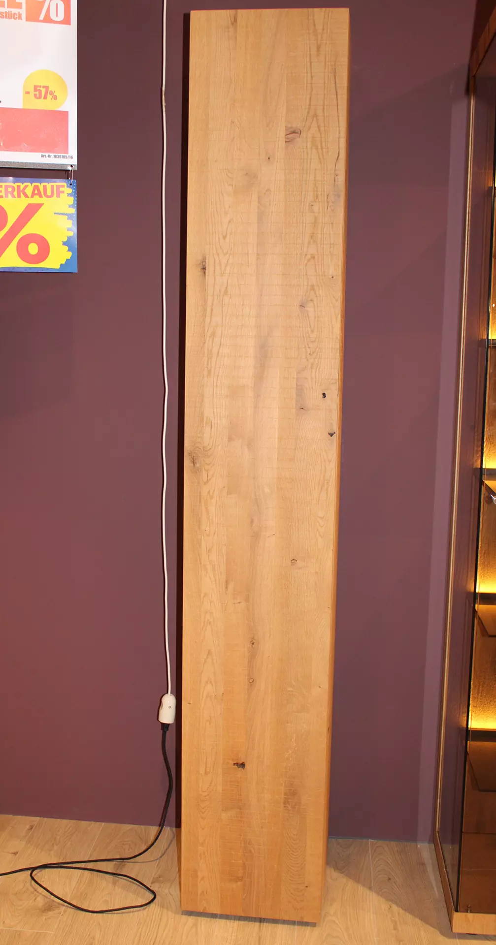 Langes Standelement aus Holz