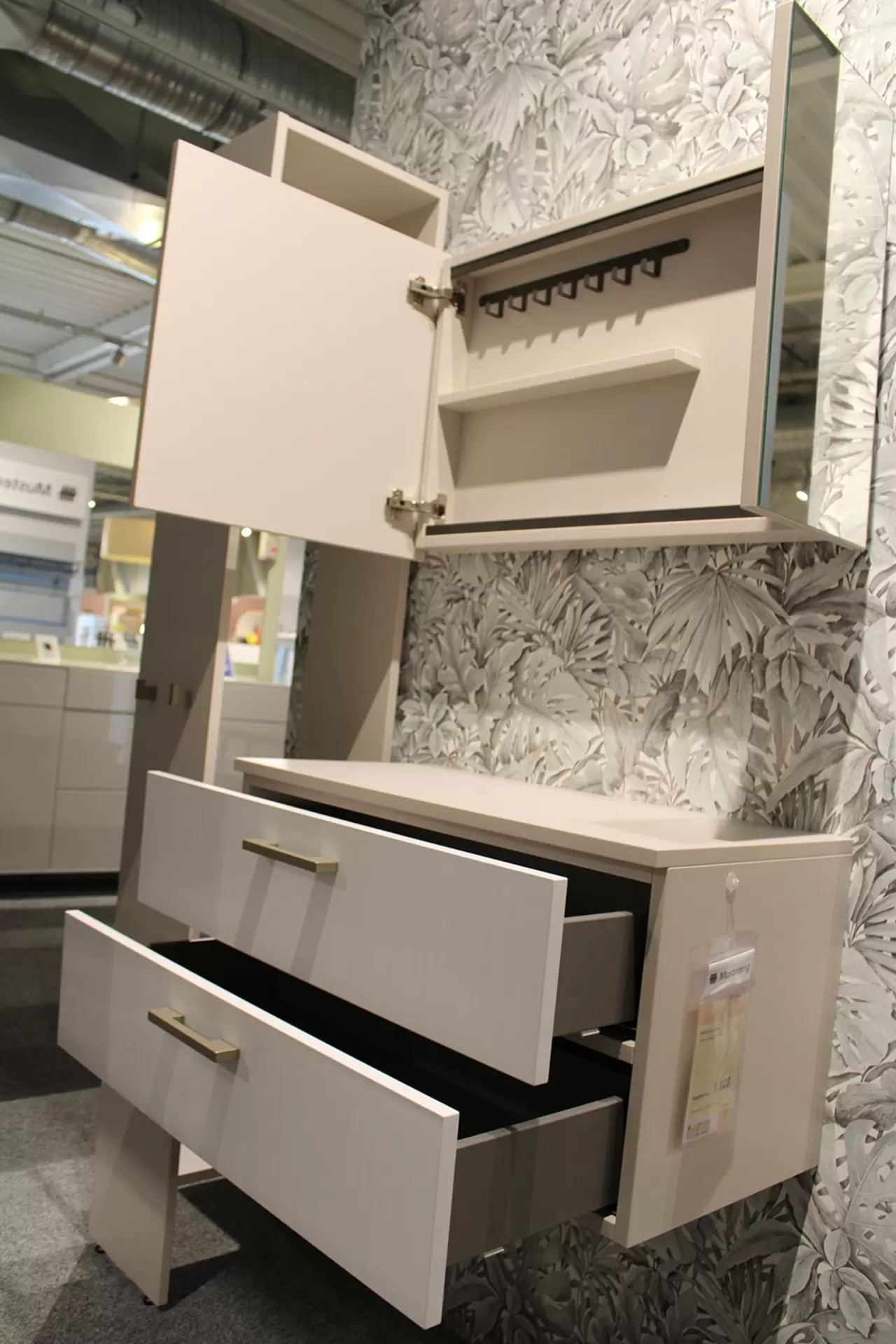 Garderobe ODESSA von Rudolf Sohn in Alpinweiß mit geöffneten Türen und Schubladen