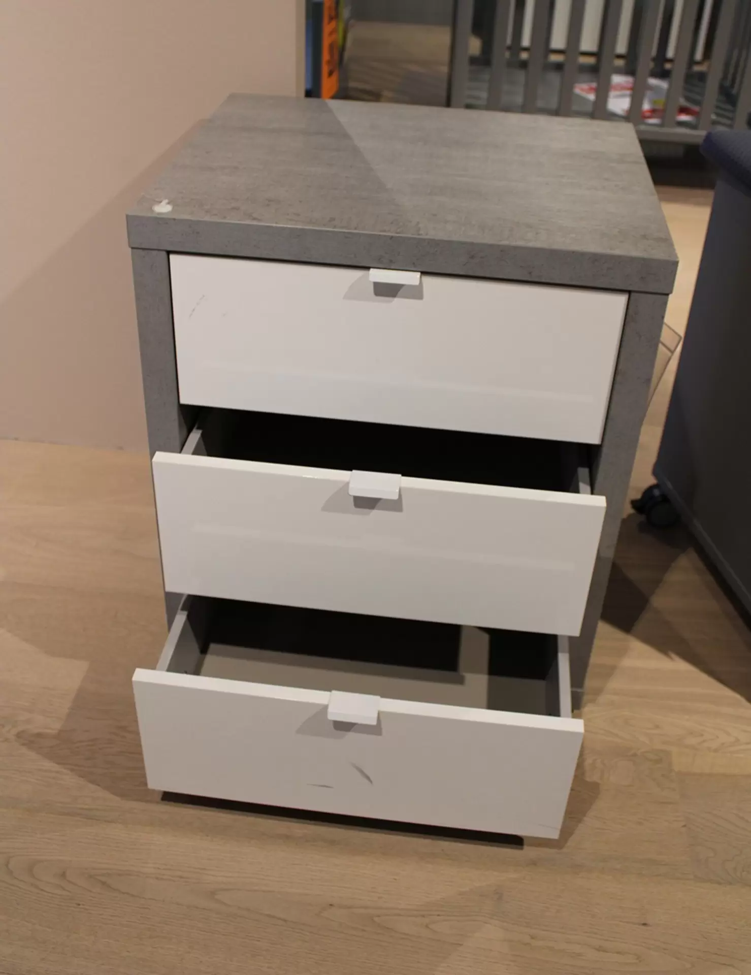 Rollcontainer in Betonoptik von Composad mit geöffneten Schubladen