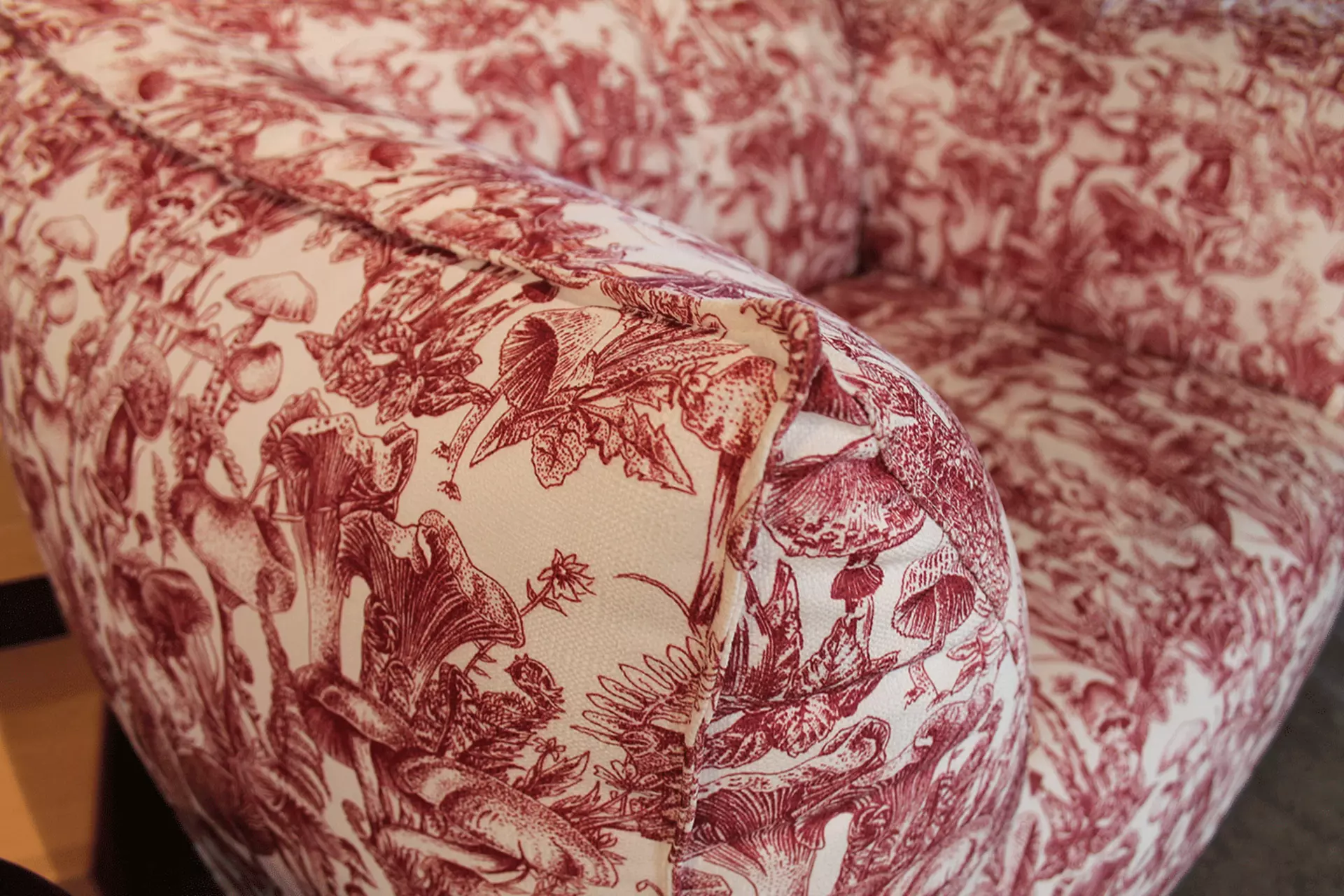 Armlehne des Sessels Le Bambole von B&B Italia im Detail
