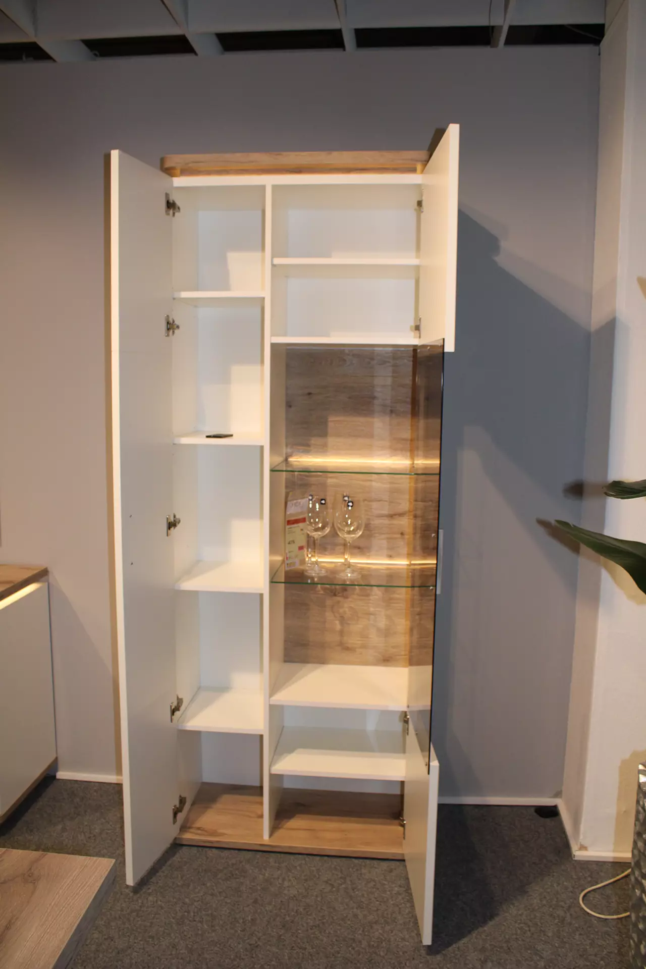 Kombi-Vitrine PALERMO Soft white Melamin Nachbildung geöffnet