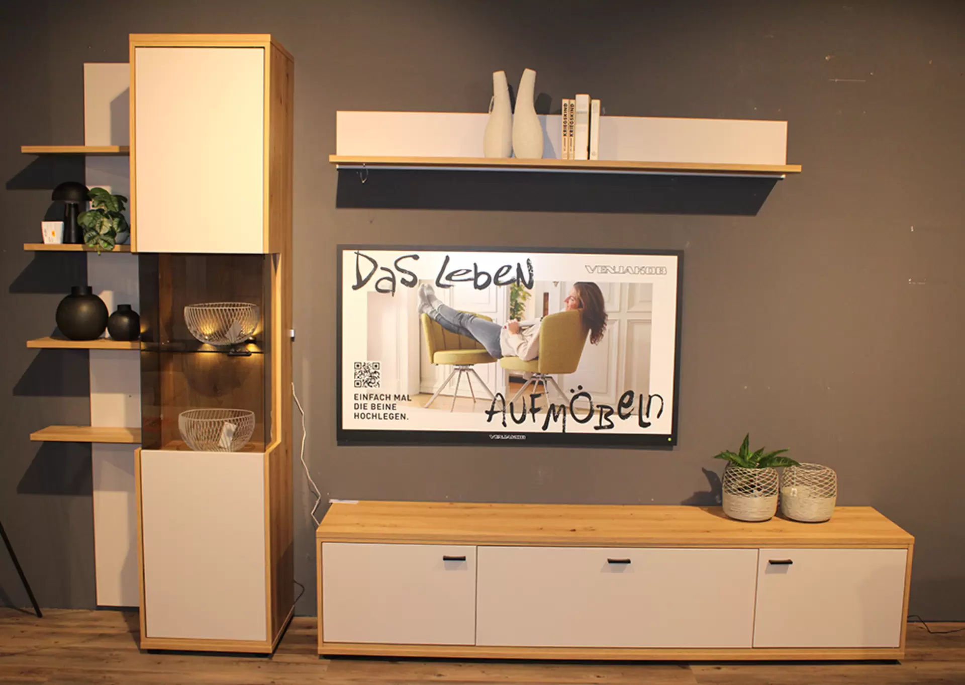 Die Wohnwand REVANA von Wohn Concept in Melamin Kaschmir und Holzelementen
