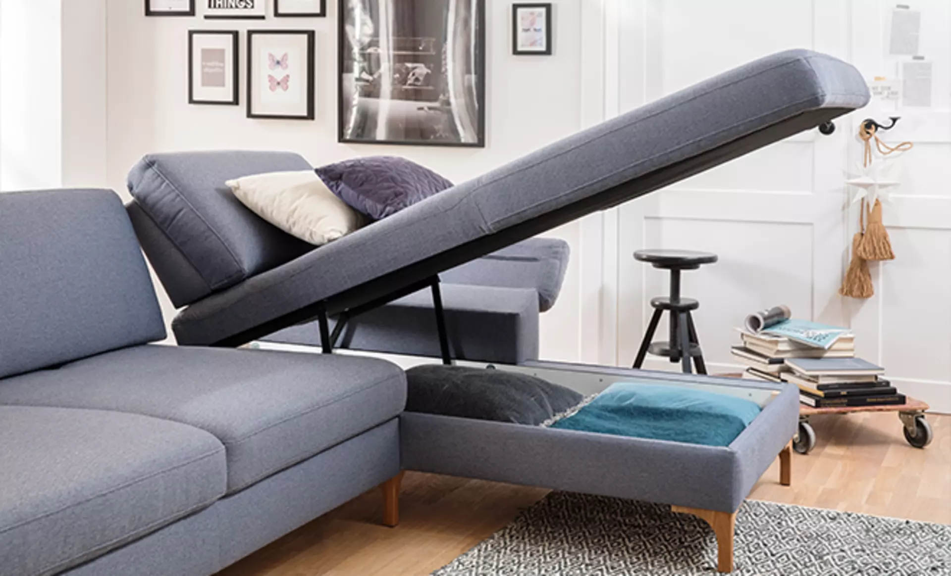 Viele Ecksofas mit und ohne Schlaffunktion bieten einen Bettkasten in dem Kissen und Kuscheldecken schnell verschwinden.