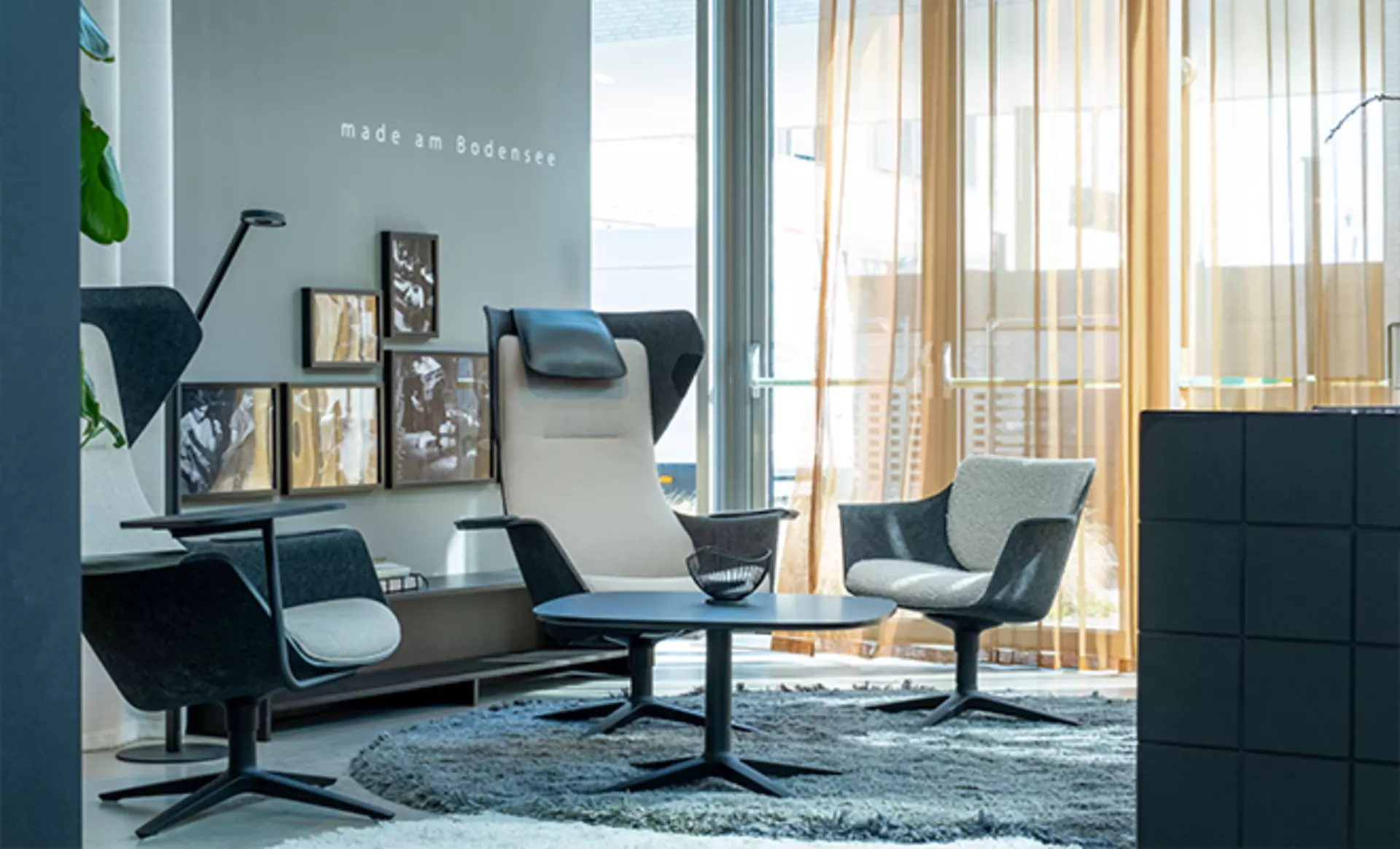 Im Lounge-Eingangsbereich einer Firma sehen wir den Klöber WOOOM Schalensessel zum relaxen und gemeinsamen Verweilen.