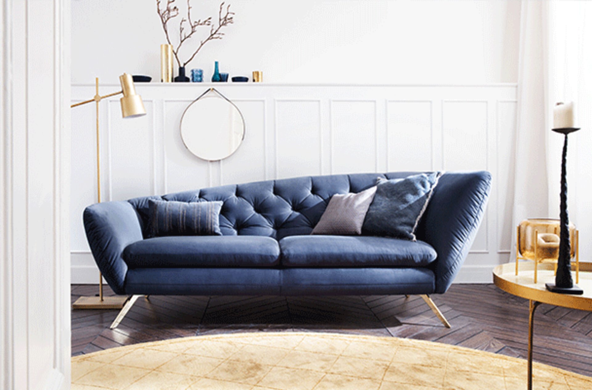 Polstersofa in Canape-Form in dunklerem Blau.