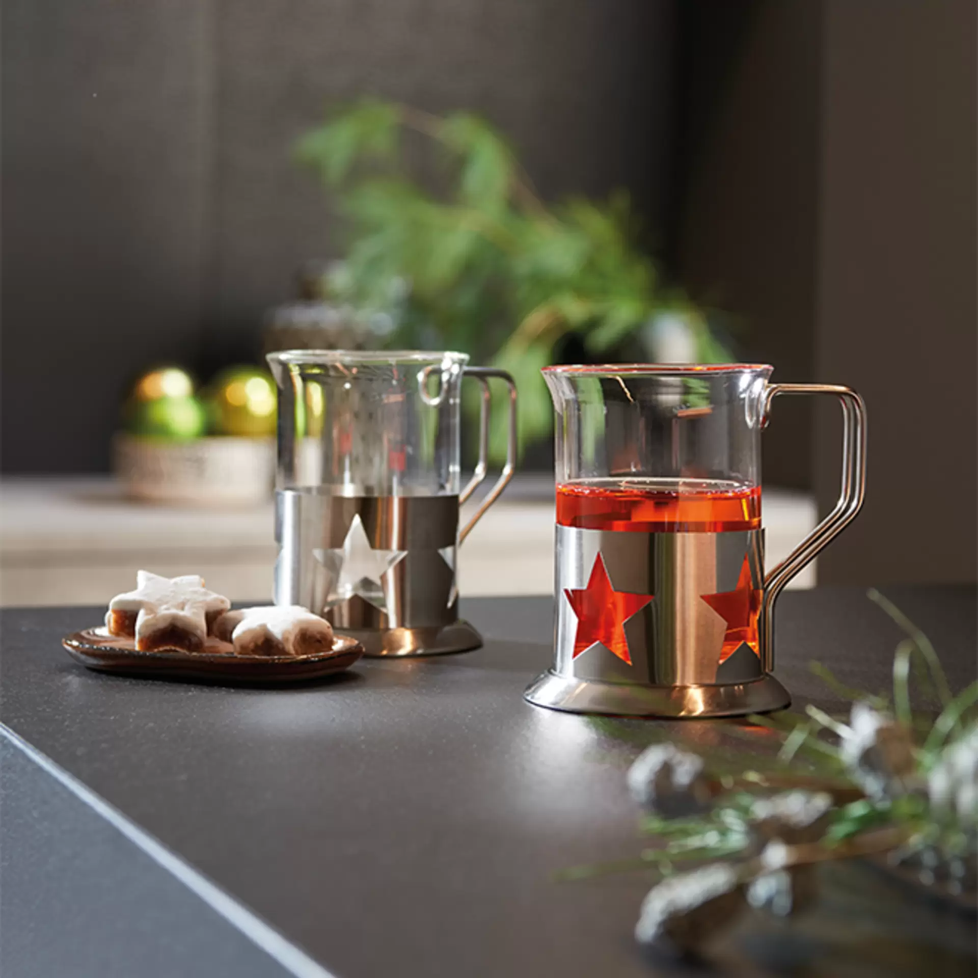 Leonardo Teekannen aus Glas auf einer Küchenplatte mit Zimtsternen