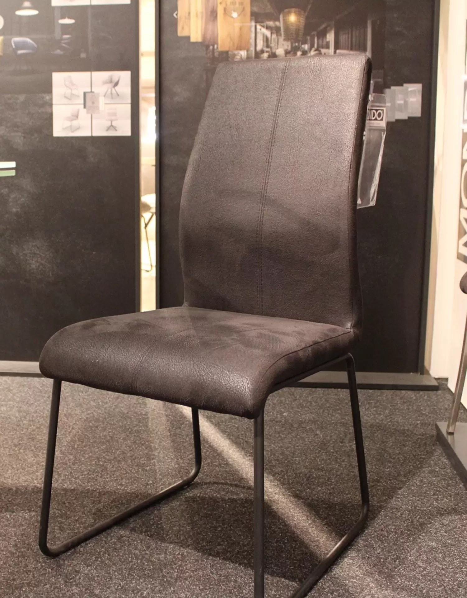 Der stuhl Mondo Amati von MWA in schwarz