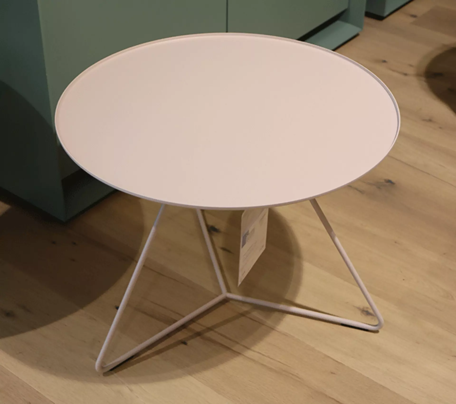 Der Steely beistelltisch in weiß von Möller Design abgebildet aus der Vogelperspektive mit seinen markanten dünnen Stahlbeinen