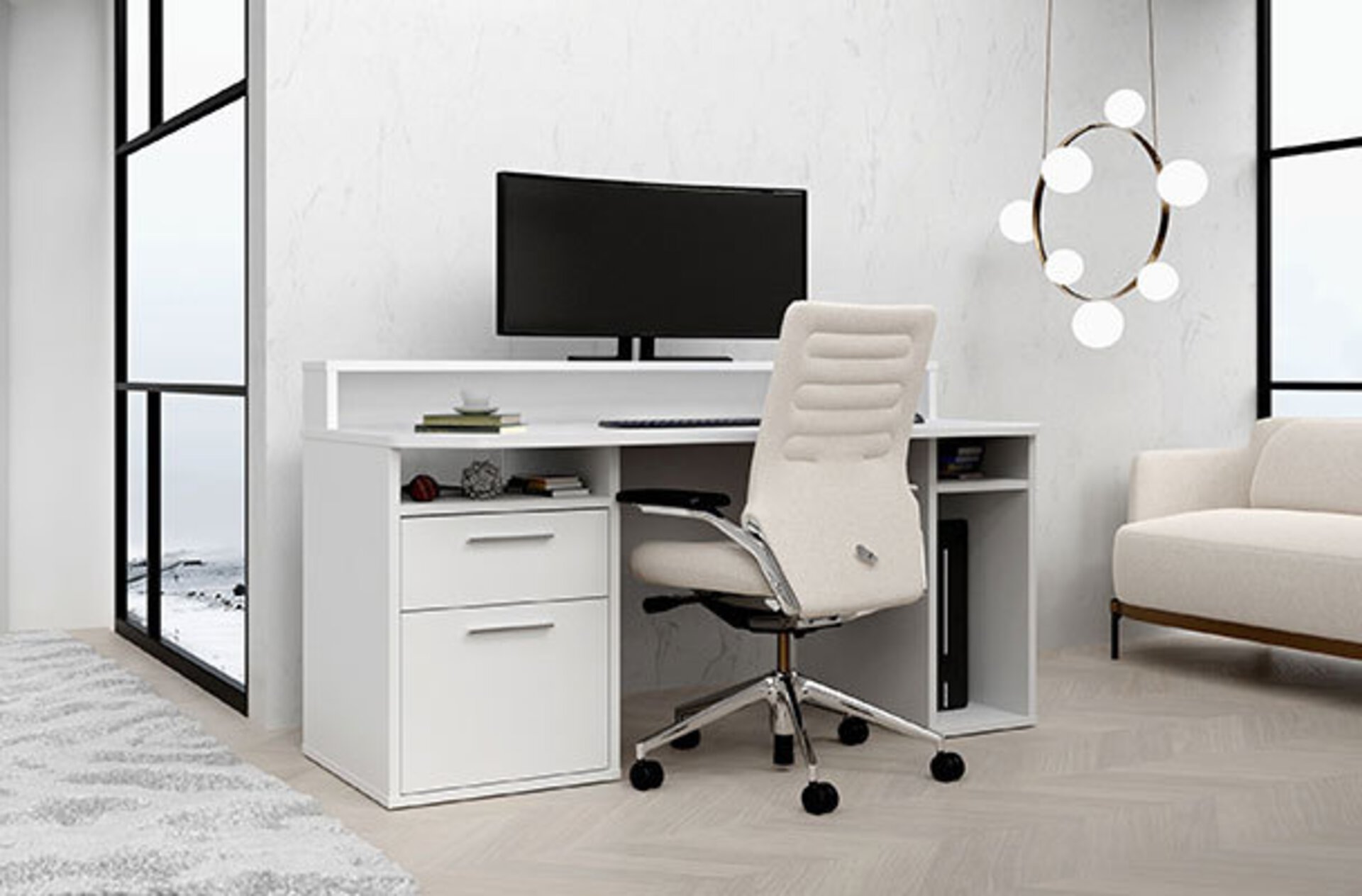 Arbeitsecke bestehend aus weißem Computertisch und davor ein weißer, lederbezogener Drehstuhl. Das Bild dient als Milieubild für den Inspirationsbereich "Der richtige Bürostuhl".
