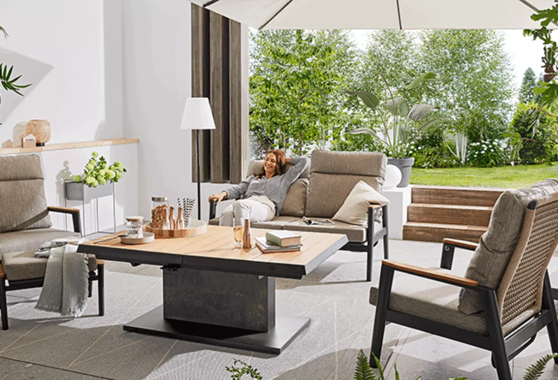 Frau entspannt unter Sonnenschirm mit hohem UV-Schutz im Outdoor-Loungebereich.