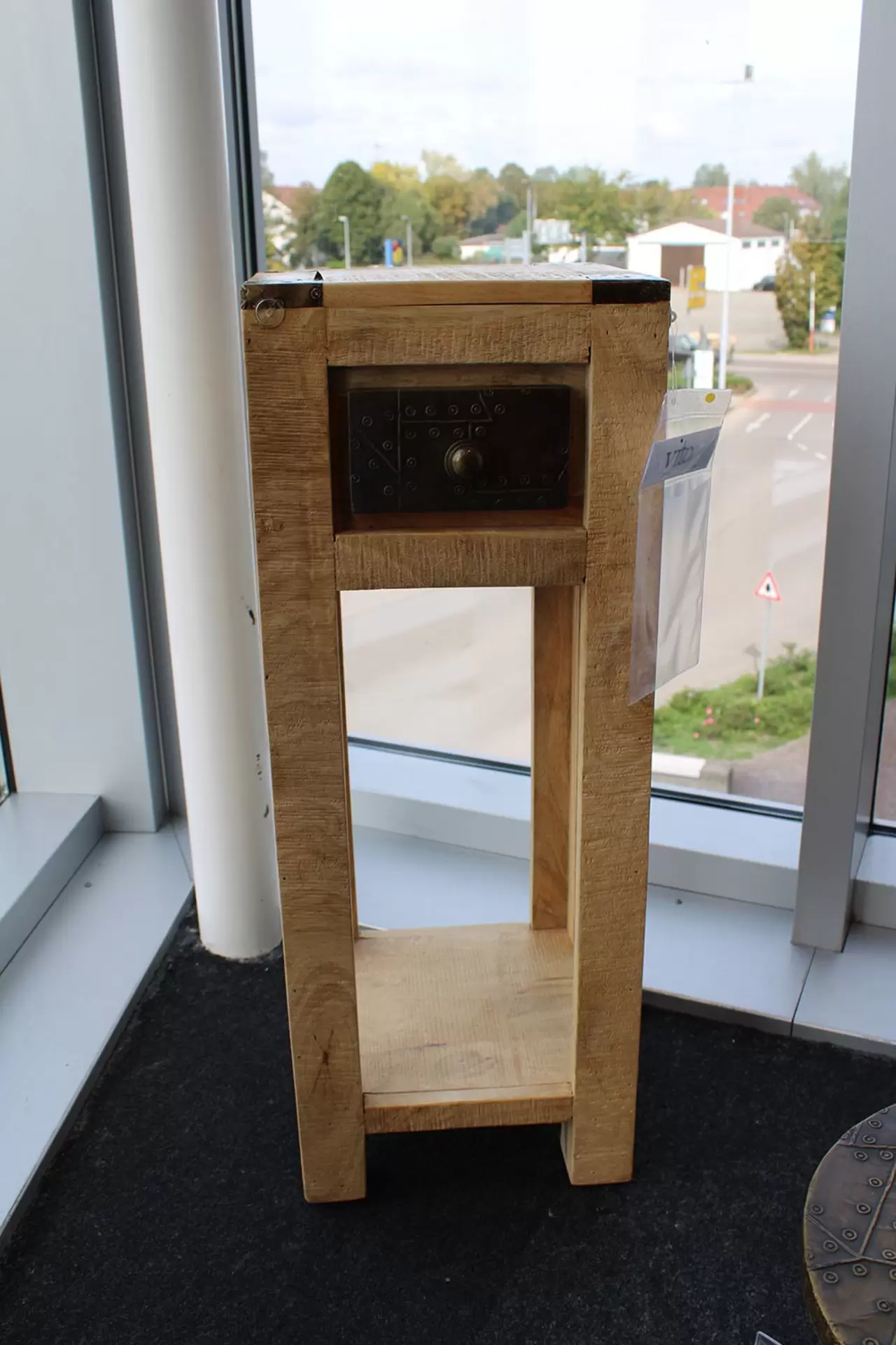 Nachttisch aus Holz mit eine Schublade und Ecken aus Metall