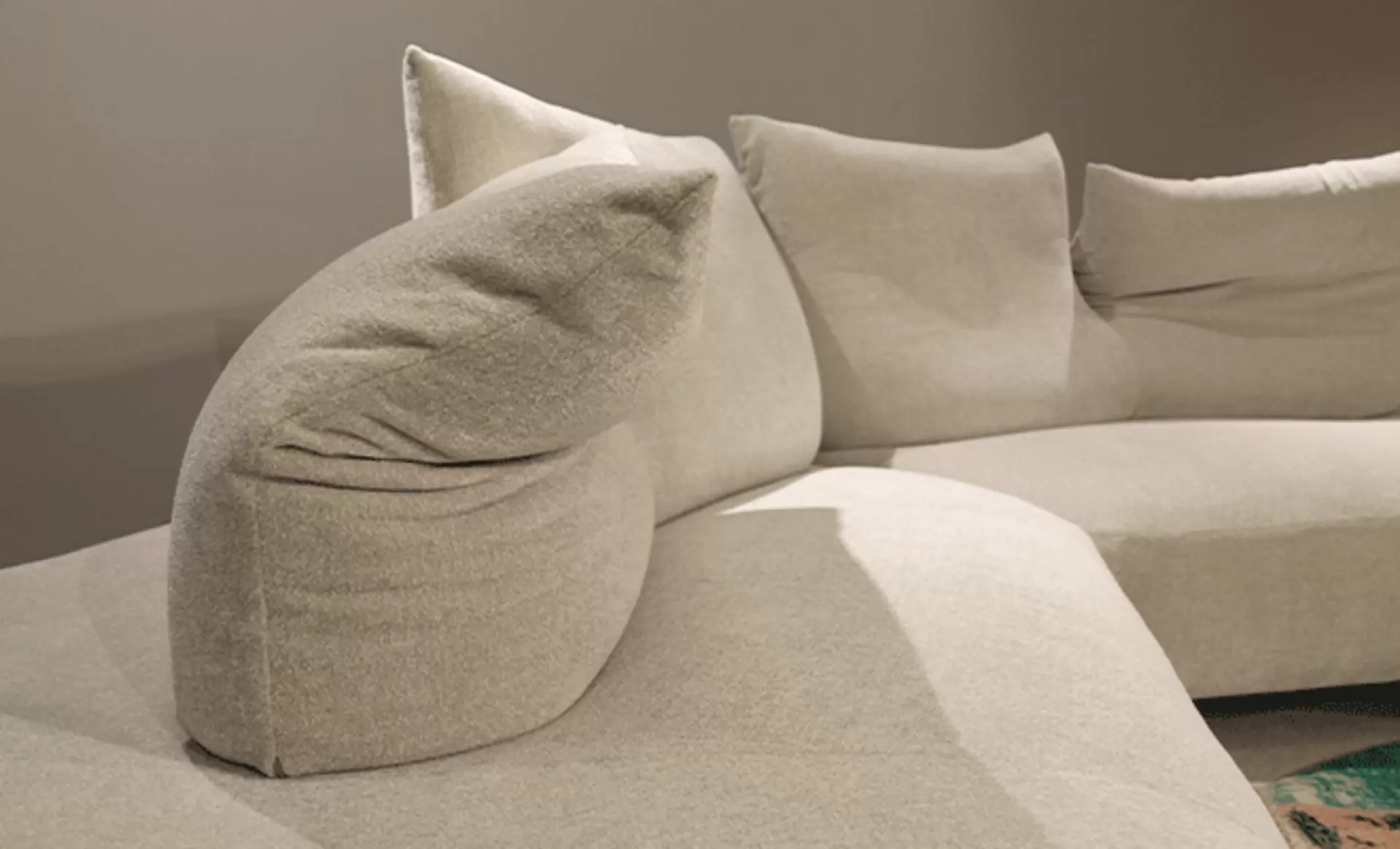 Stufenlos und individuell gebogenes Rückenpolster beim Designsofa Anywhere von Edra