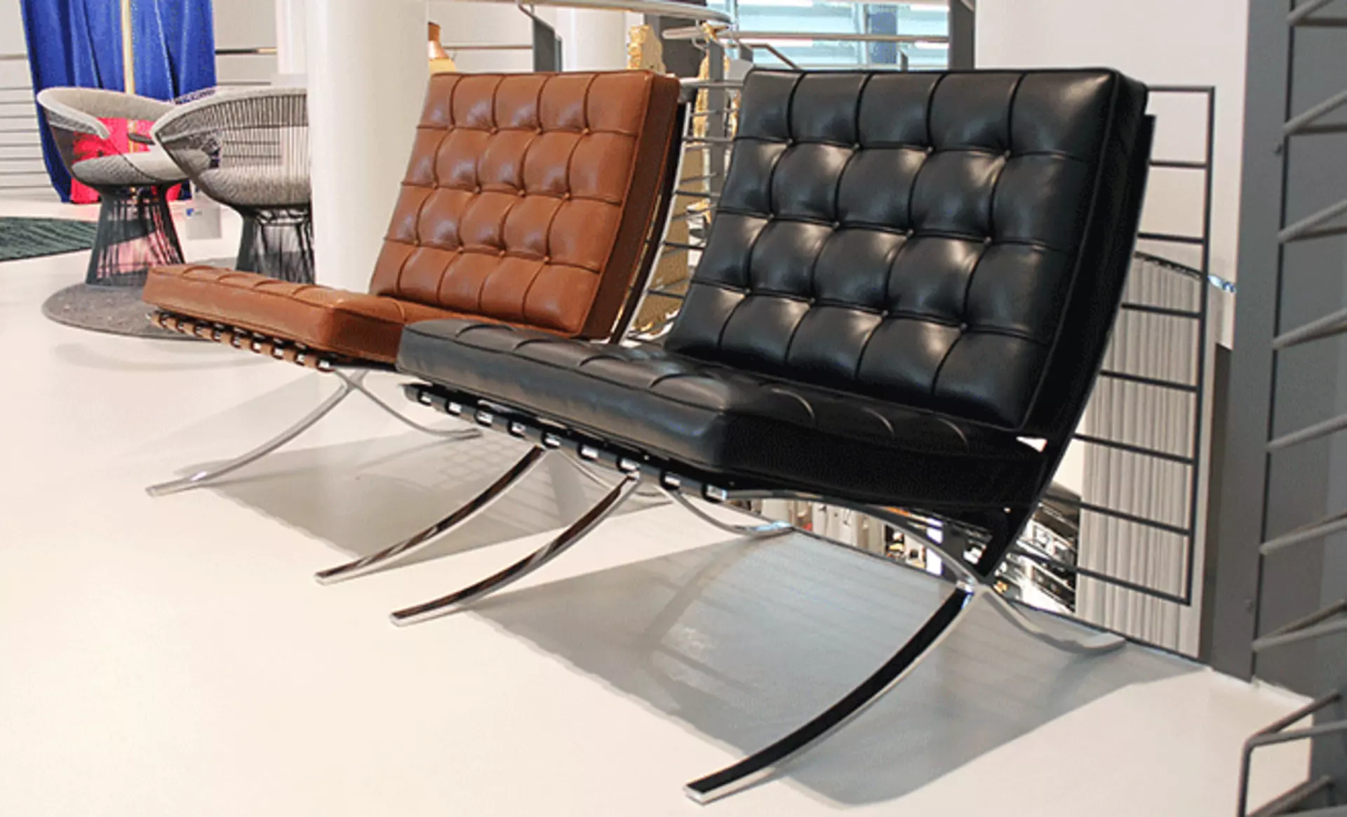 Der Barcelona Chair in Leder Schwarz und Leder Braun im Knoll Turmstudio von interni by inhofer
