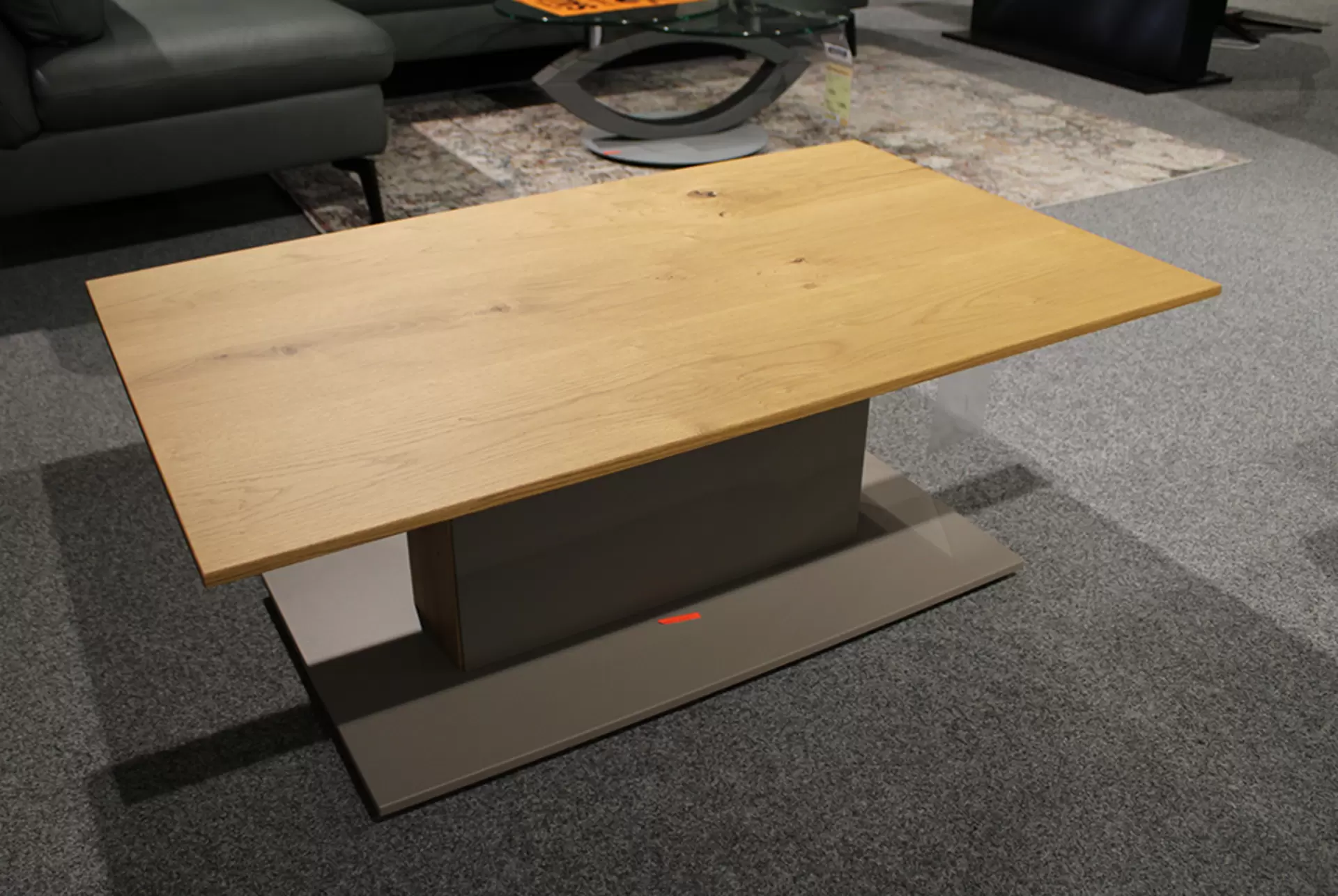 Der Couchtisch BRAVISO von Mondo mit Eiche-Tischplatte
