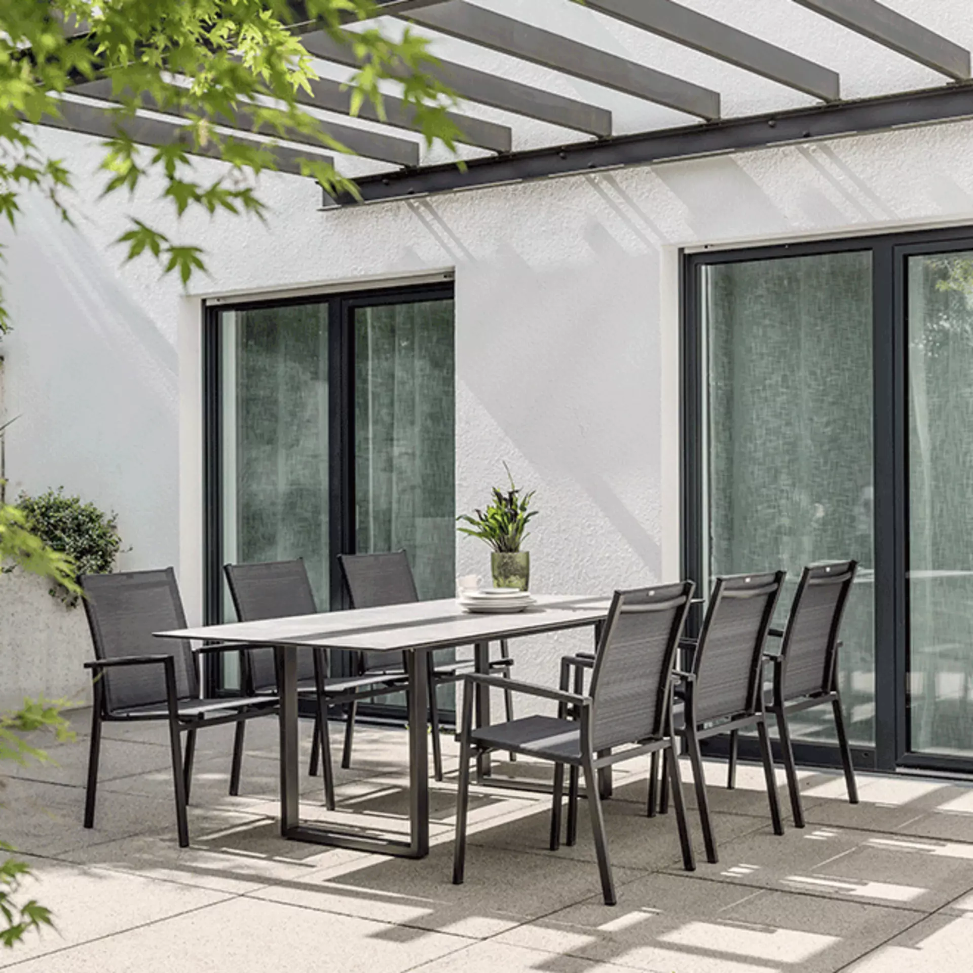 Esstisch mit Stühlen auf der Terrasse draußen